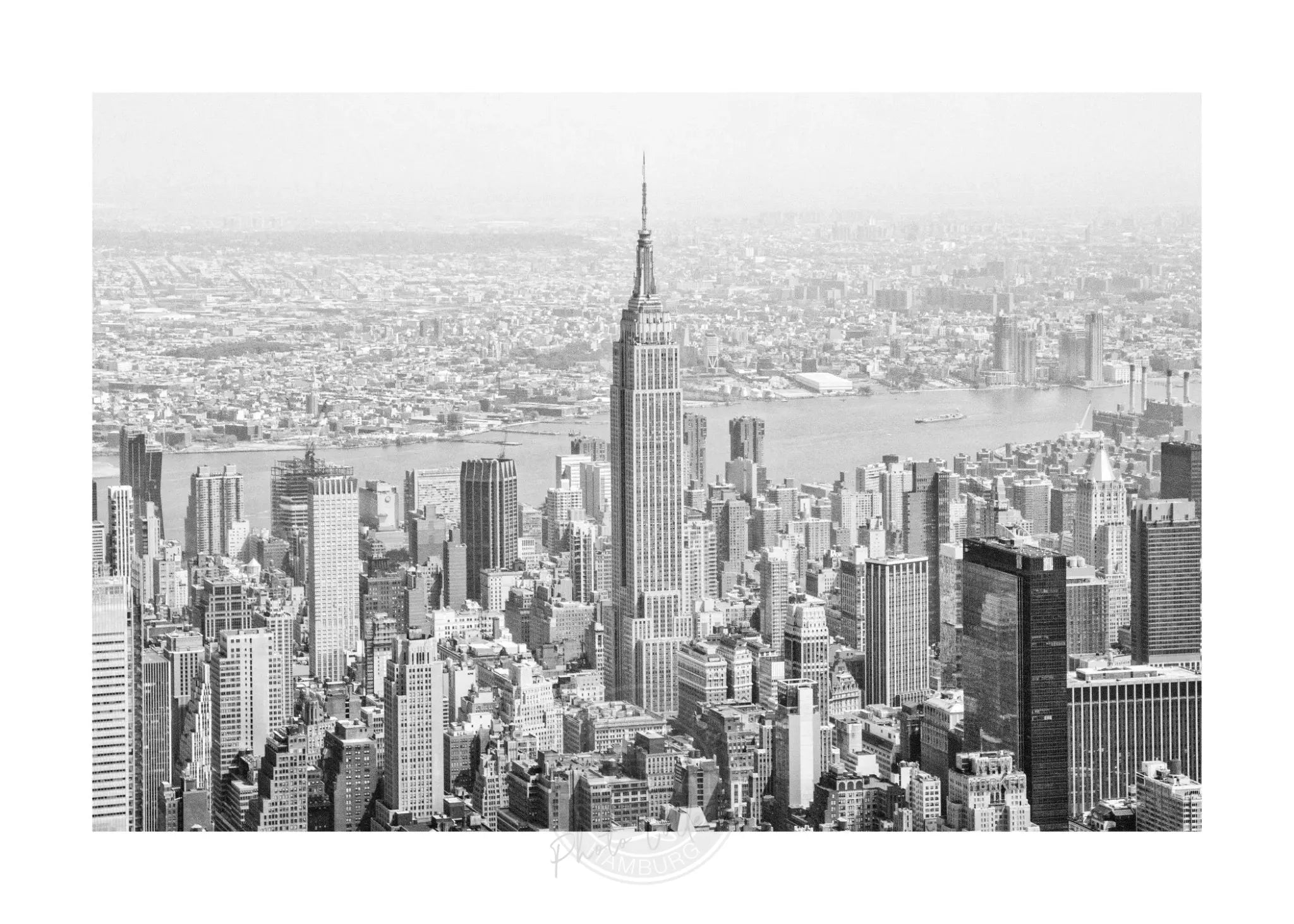 Schwarz-Weiß-Poster des Empire State Buildings in New York, von Cosman Photocollection, im A4-Format mit weißem Rand.