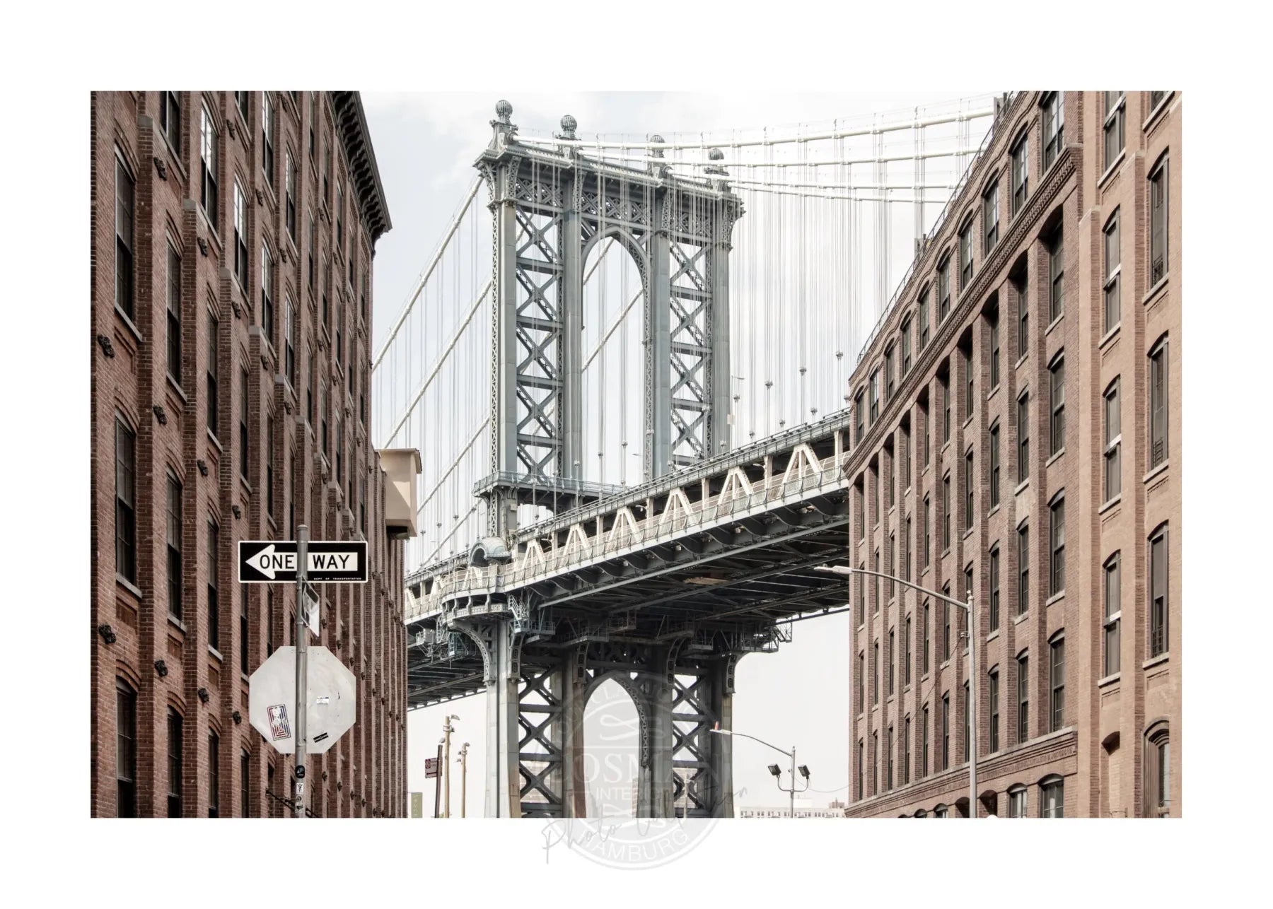 Schwarz-weißer Poster Druck des Manhattan Bridge in New York von Cosman-Photocollection, A4-Größe, mit weißem Rand