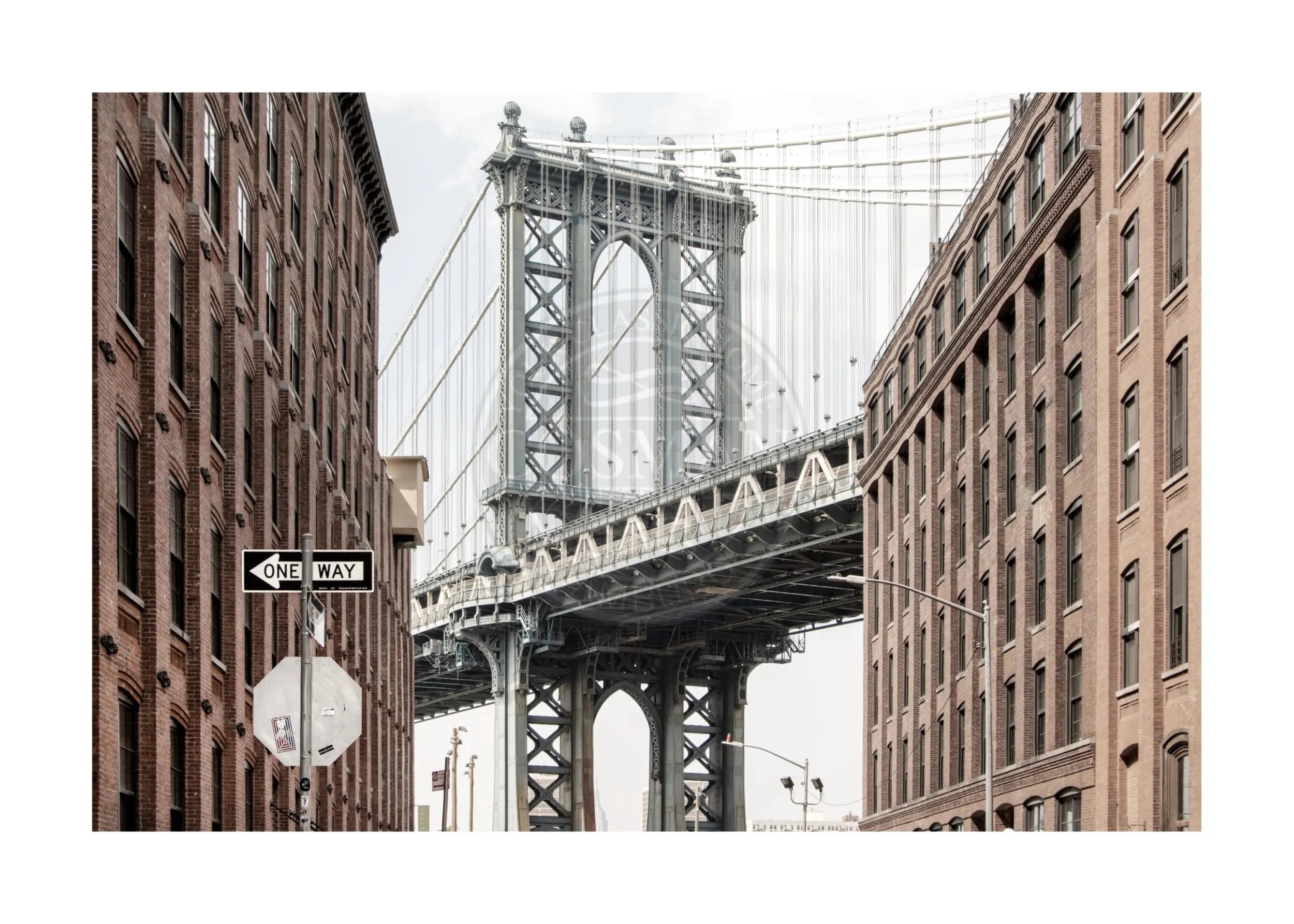 Schwarz-weißer Poster Druck des Manhattan Bridge in New York von Cosman-Photocollection, A4-Größe, mit weißem Rand