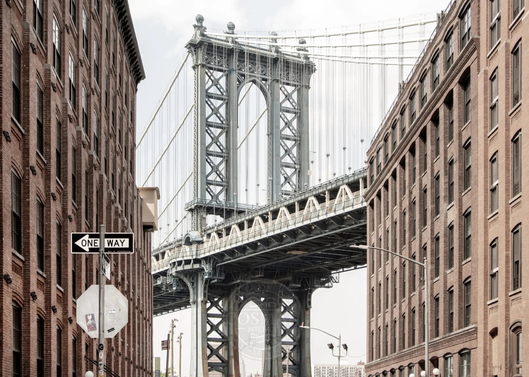 Schwarz-Weiß-Poster des Manhattan Bridges in New York von Cosman-Photocollection, A4-Größe, mit weißem Rand.