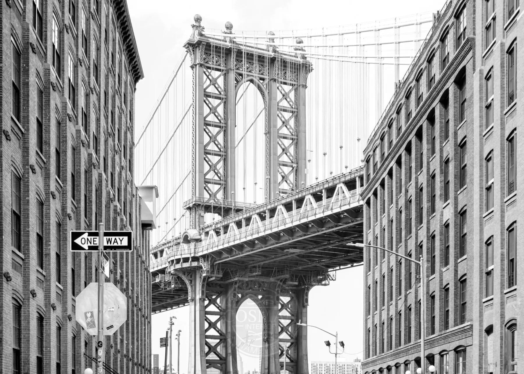 Schwarz-Weiß-Poster des Manhattan Bridge in New York von Cosman-Photocollection, A4-Größe, mit weißem Rand