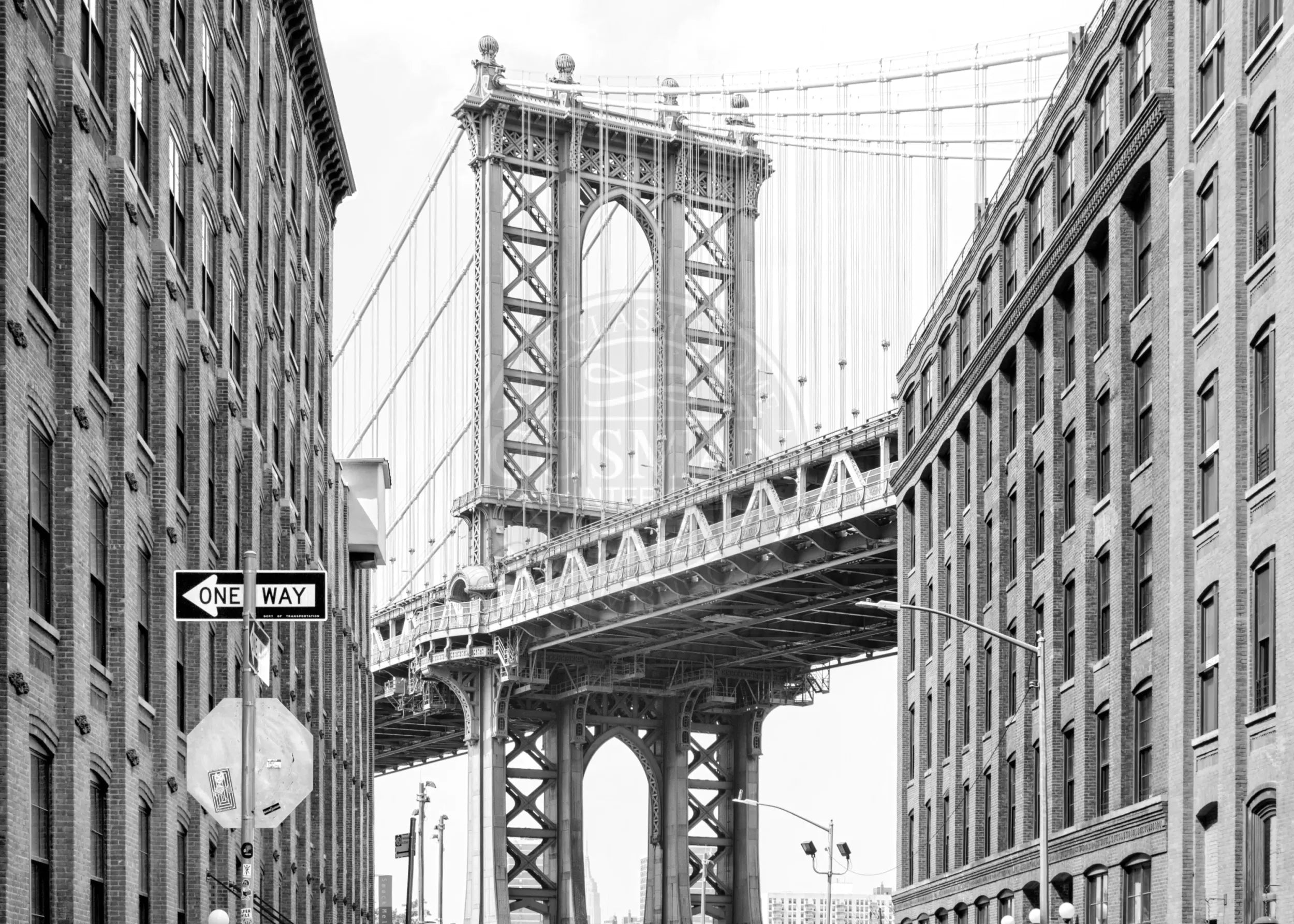 Schwarz-Weiß-Poster des Manhattan Bridge in New York von Cosman-Photocollection, A4-Größe, mit weißem Rand
