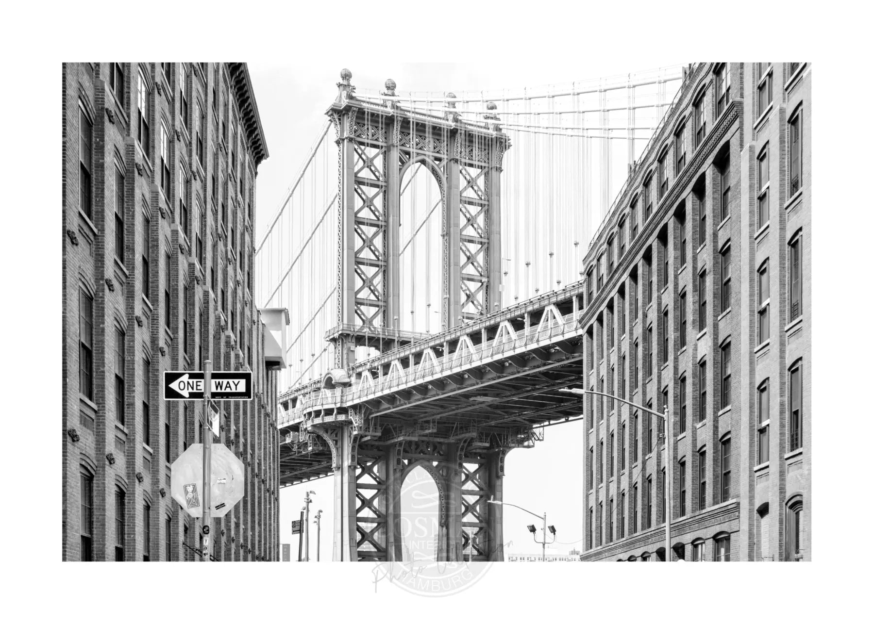 Schwarz-weiß Poster des Manhattan Bridge in New York von Cosman-Photocollection, A4-Größe, mit weißem Rand.