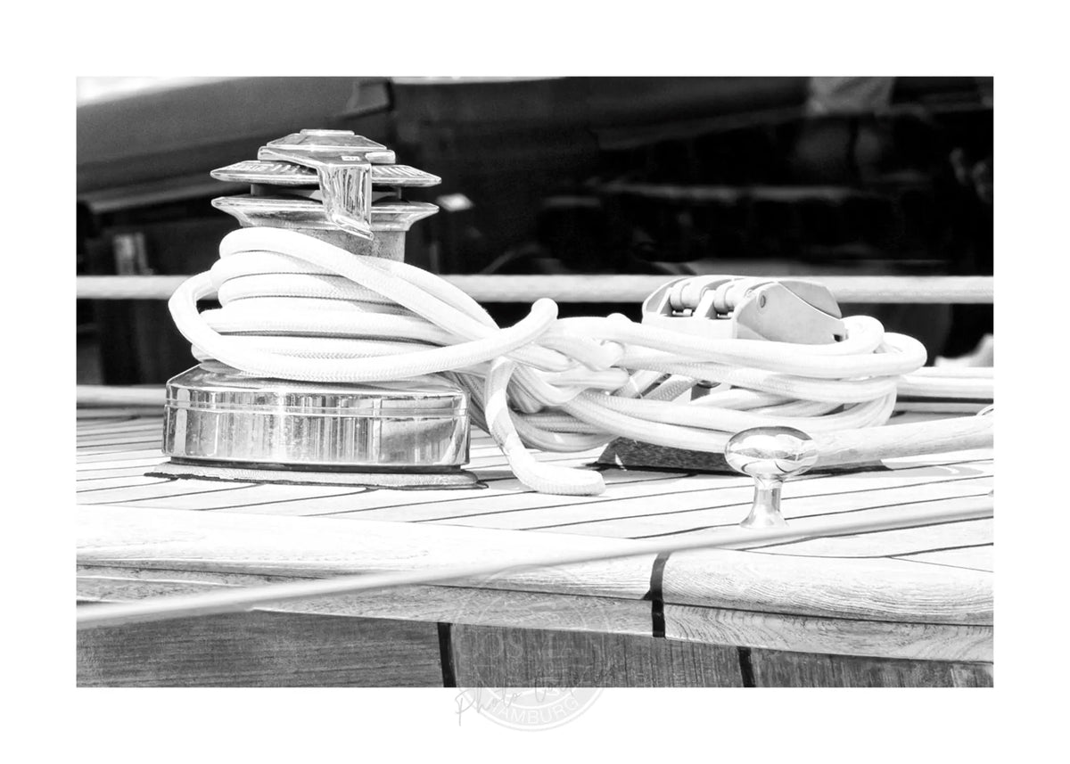 Schwarz-weiß Poster 'Sailing' von Cosman-Photocollection, A4-Größe, mit weißem Rand, zeigt ein Segelboot in Saint Tropez.