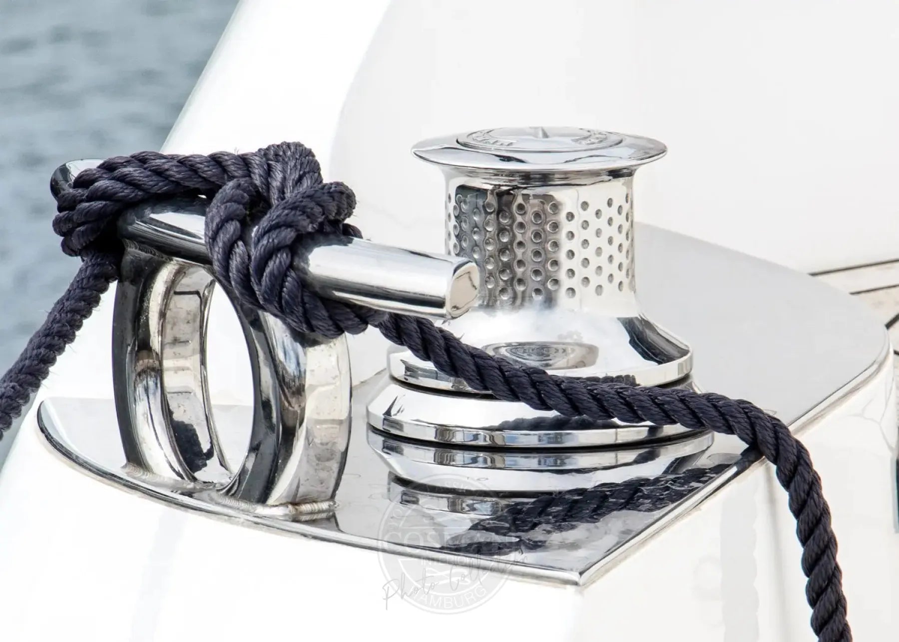 Schwarz-Weiß-Poster „Sailing“ von Cosman-Photocollection, A4-Druck mit weißem Rand, zeigt Segelboot in Saint Tropez.