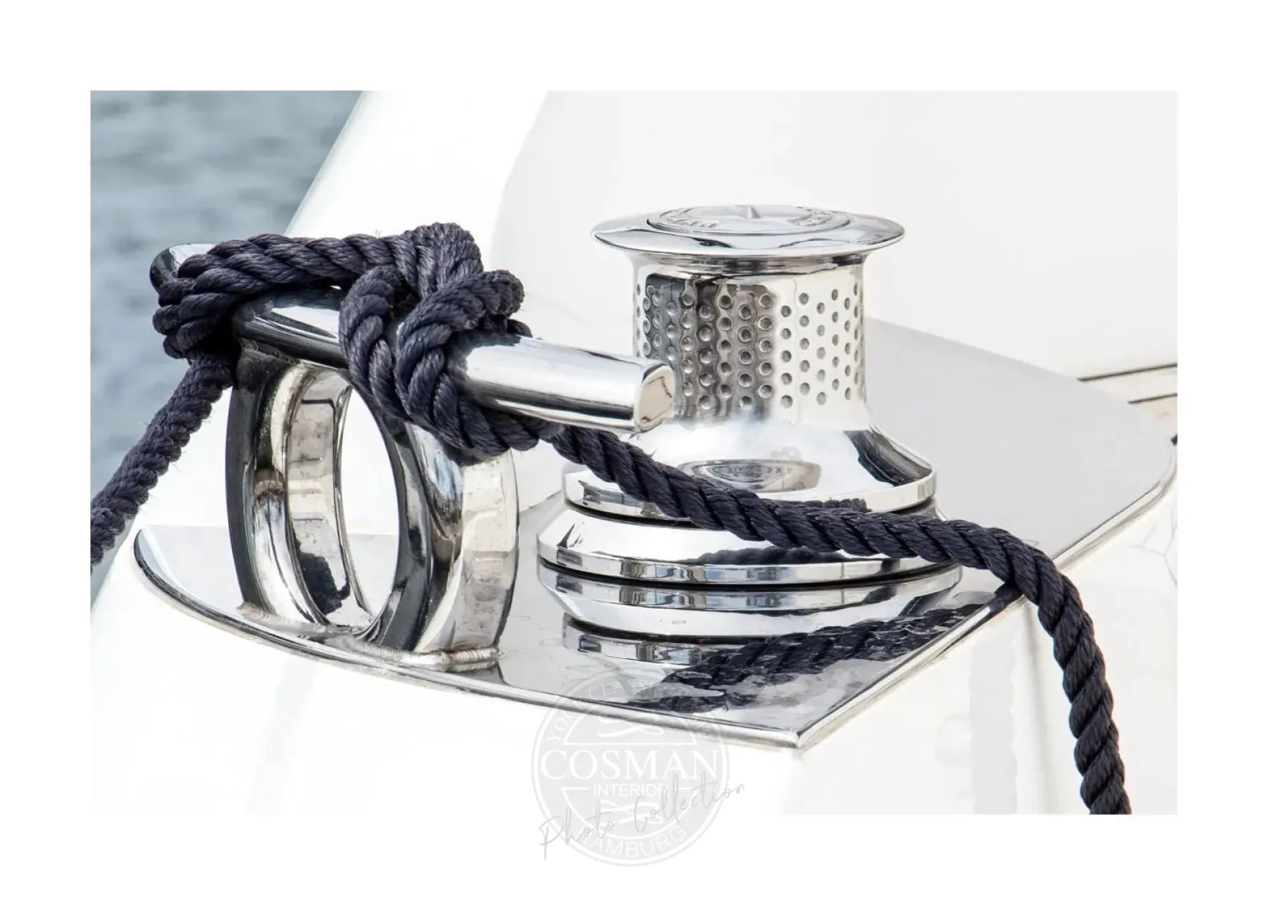 Schwarz-weiß Poster 'Sailing' von Cosman-Photocollection, A4-Größe, zeigt ein Segelboot in Saint Tropez, mit weißem Rand.