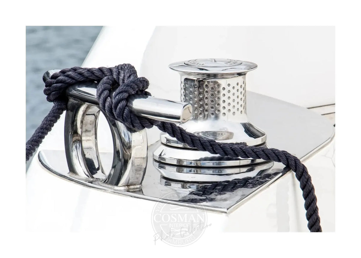 Schwarz-weiß Poster 'Sailing' von Cosman-Photocollection, A4-Größe, zeigt ein Segelboot in Saint Tropez, mit weißem Rand.