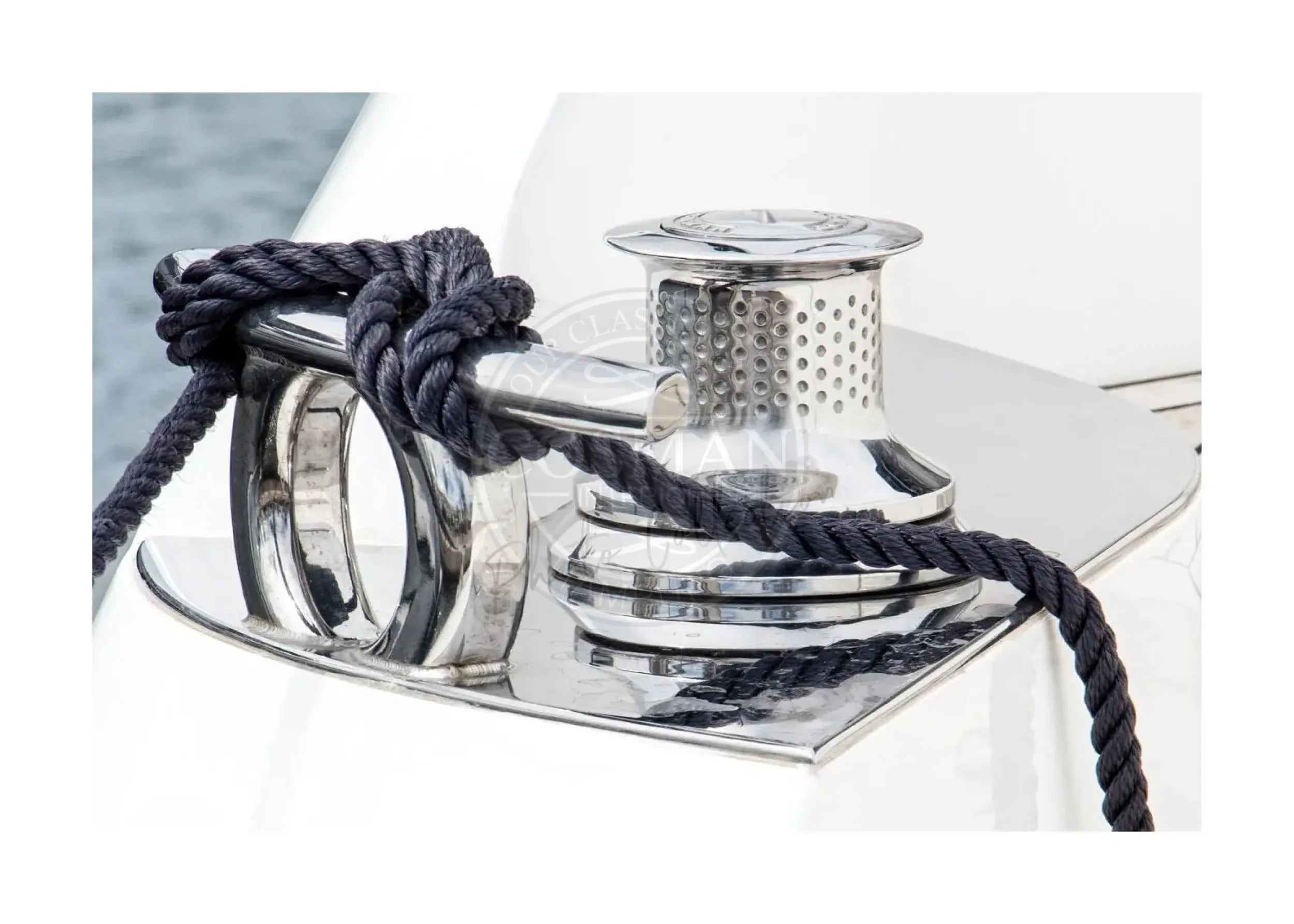 Schwarz-weiß Poster 'Sailing' von Cosman-Photocollection, A4-Größe, zeigt ein Segelboot in Saint Tropez, mit weißem Rand.