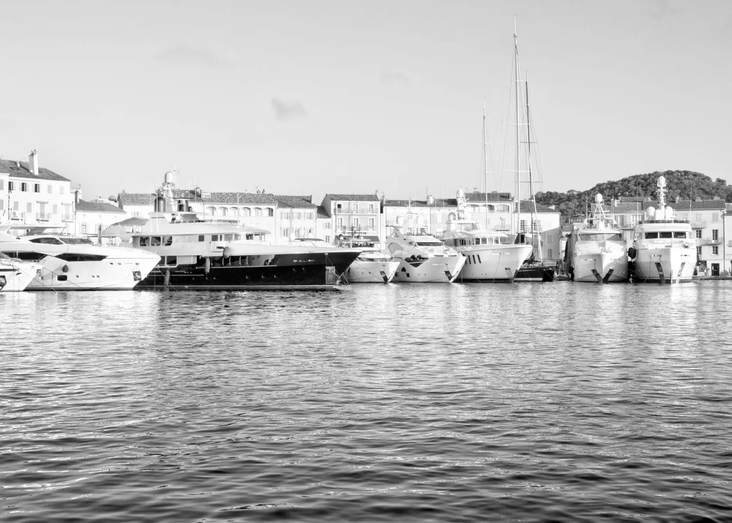 Schwarz-weiß Poster von Saint Tropez Hafen, Cosman Photocollection, A4 Größe, mit weißem Rand, urbanes Küstenmotiv
