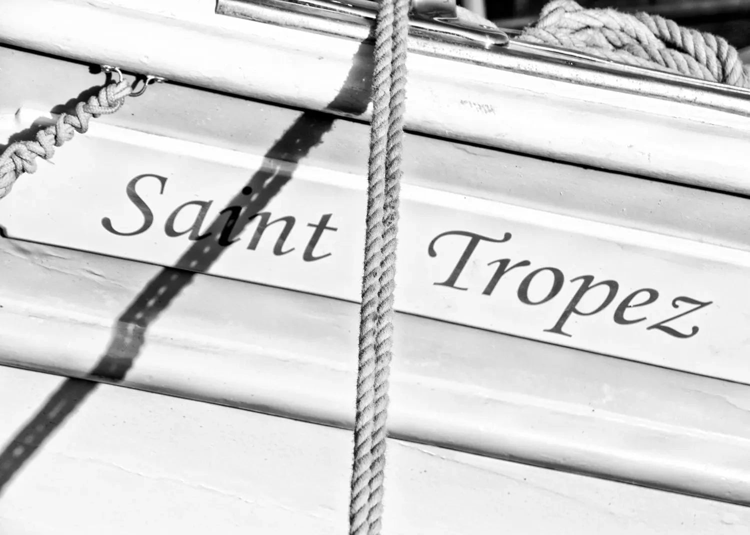 Schwarzweiß-Poster eines Segelboots in Saint Tropez, von Cosman-Photocollection, mit weißem Rand, 29,7x21cm A4 Druck