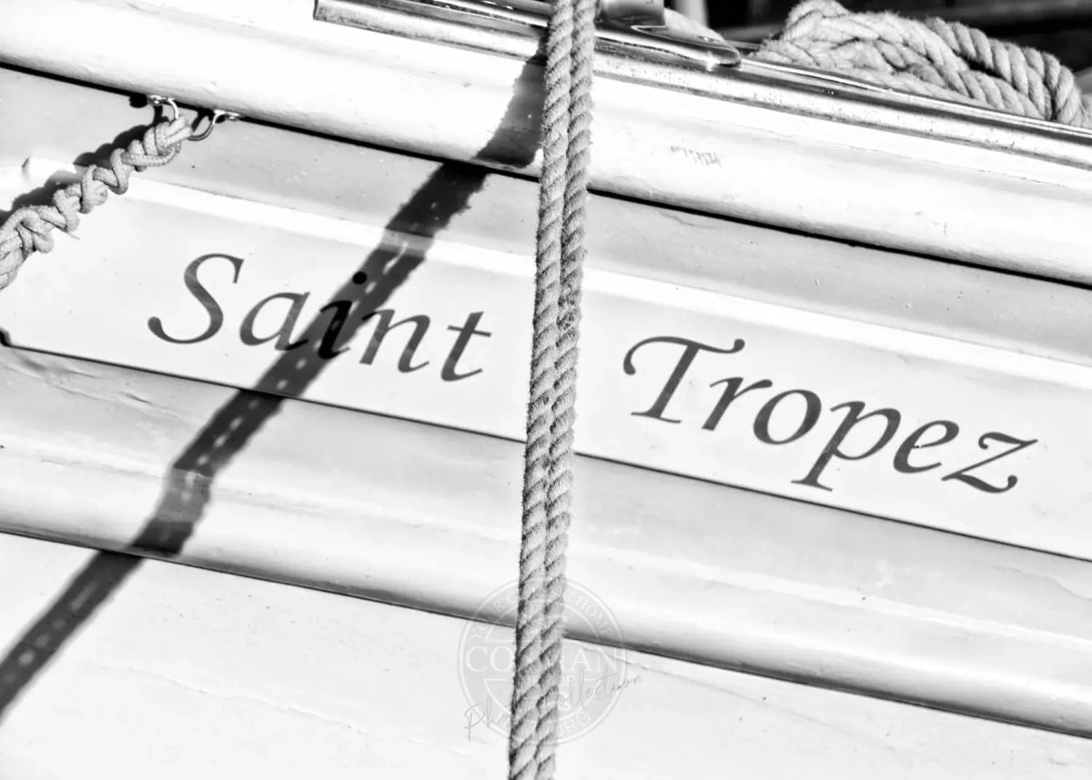 Schwarzweiß-Poster eines Segelboots in Saint Tropez, von Cosman-Photocollection, mit weißem Rand, 29,7x21cm A4 Druck