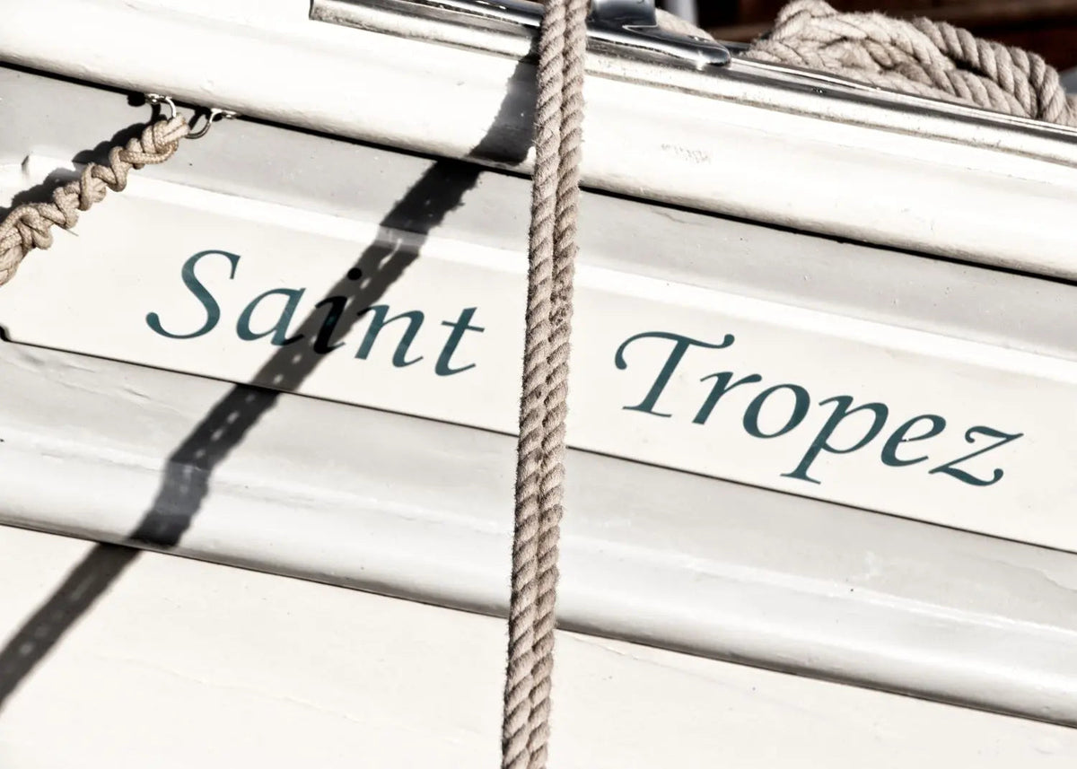 Schwarz-weiß Poster mit Segelboot in Saint Tropez, 29,7x21cm, von Cosman-Photocollection, mit weißem Rand.
