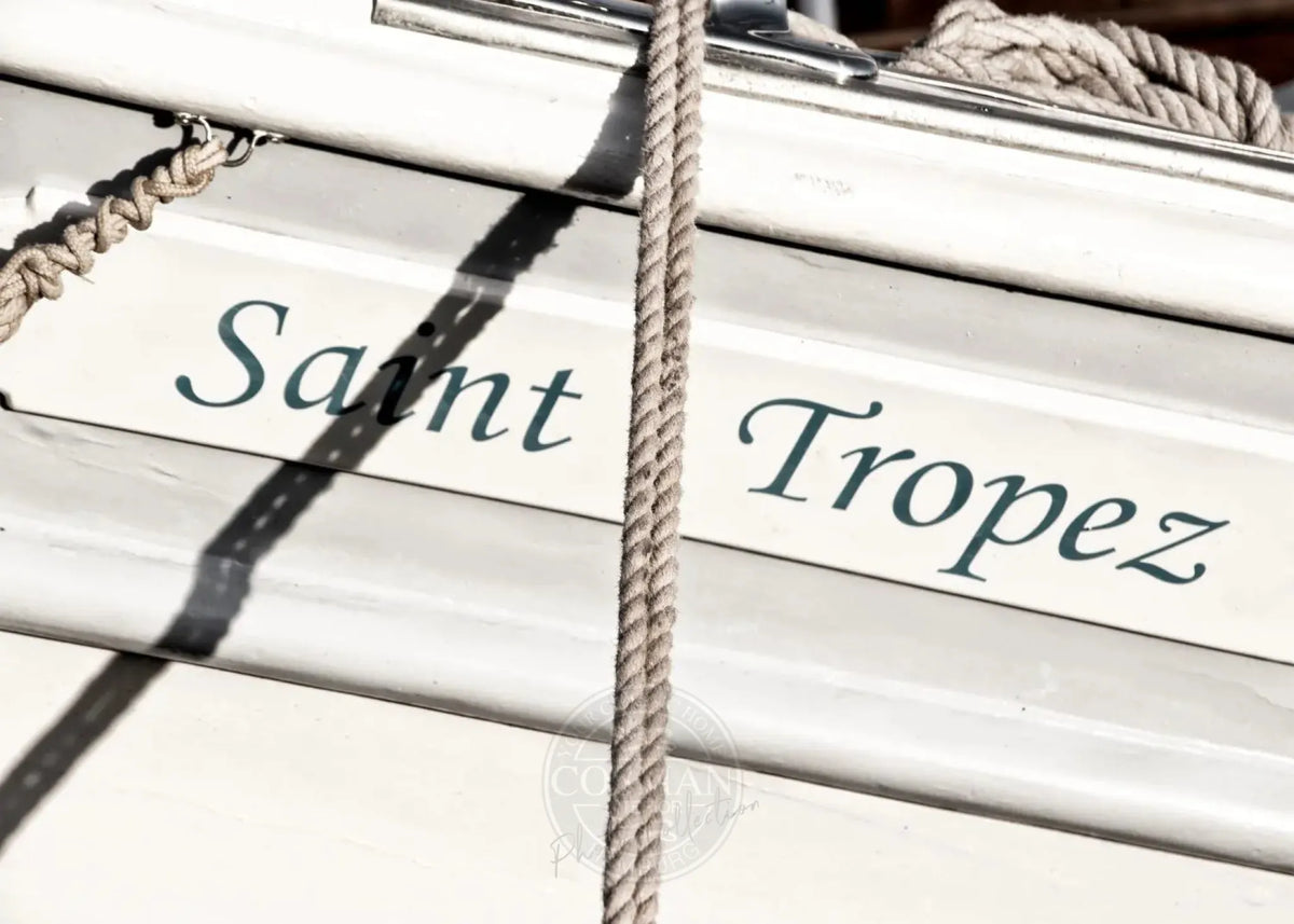 Schwarz-weiß Poster mit Segelboot in Saint Tropez, 29,7x21cm, von Cosman-Photocollection, mit weißem Rand.