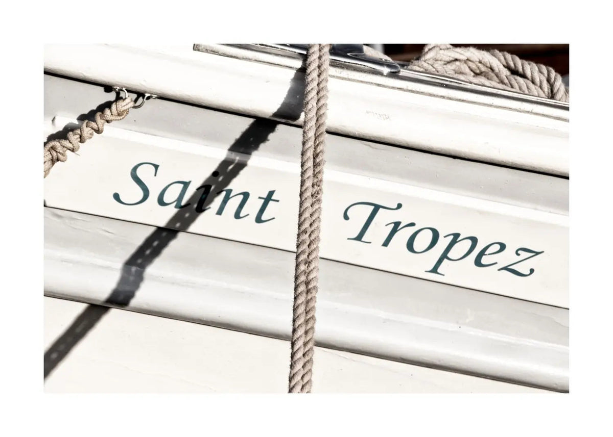 Schwarz-weiß Poster eines Segelboots in Saint Tropez, 29,7x21cm, von Cosman-Photocollection, mit weißem Rand.