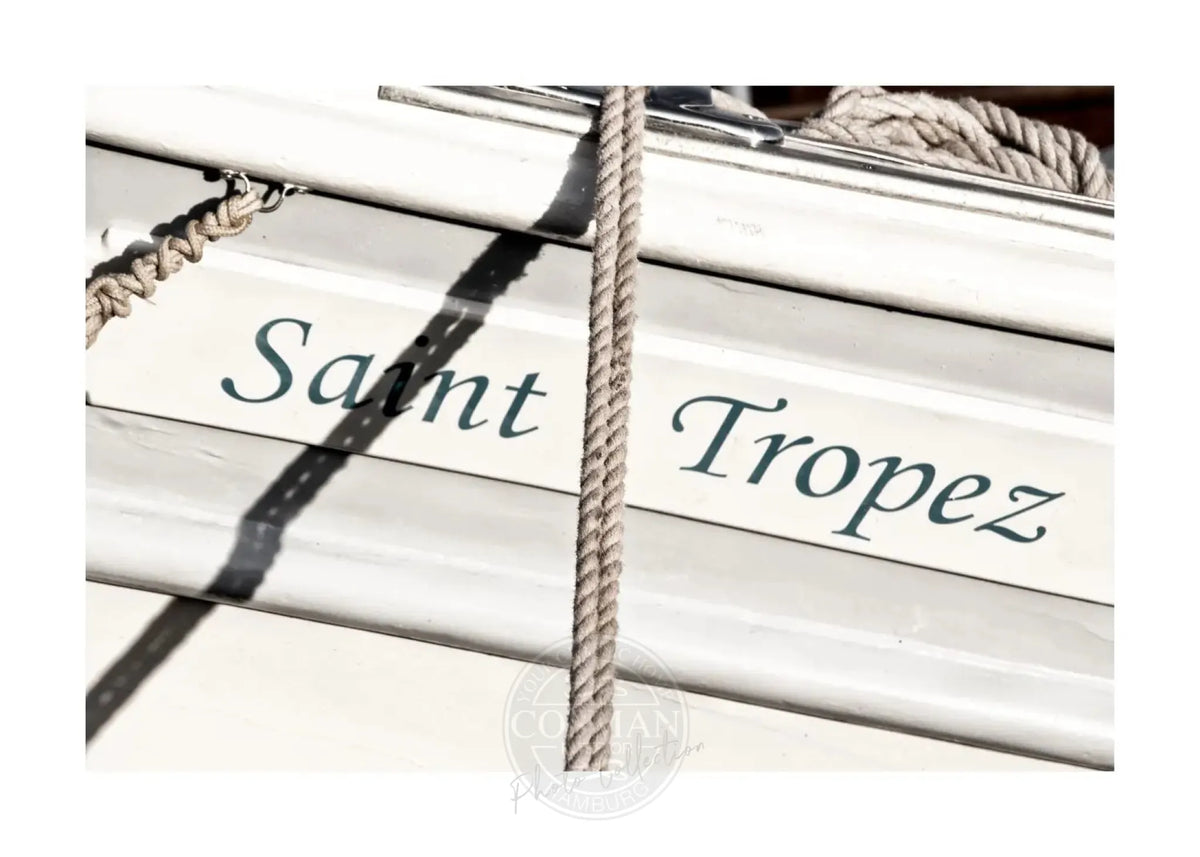 Schwarz-weiß Poster eines Segelboots in Saint Tropez, 29,7x21cm, von Cosman-Photocollection, mit weißem Rand.