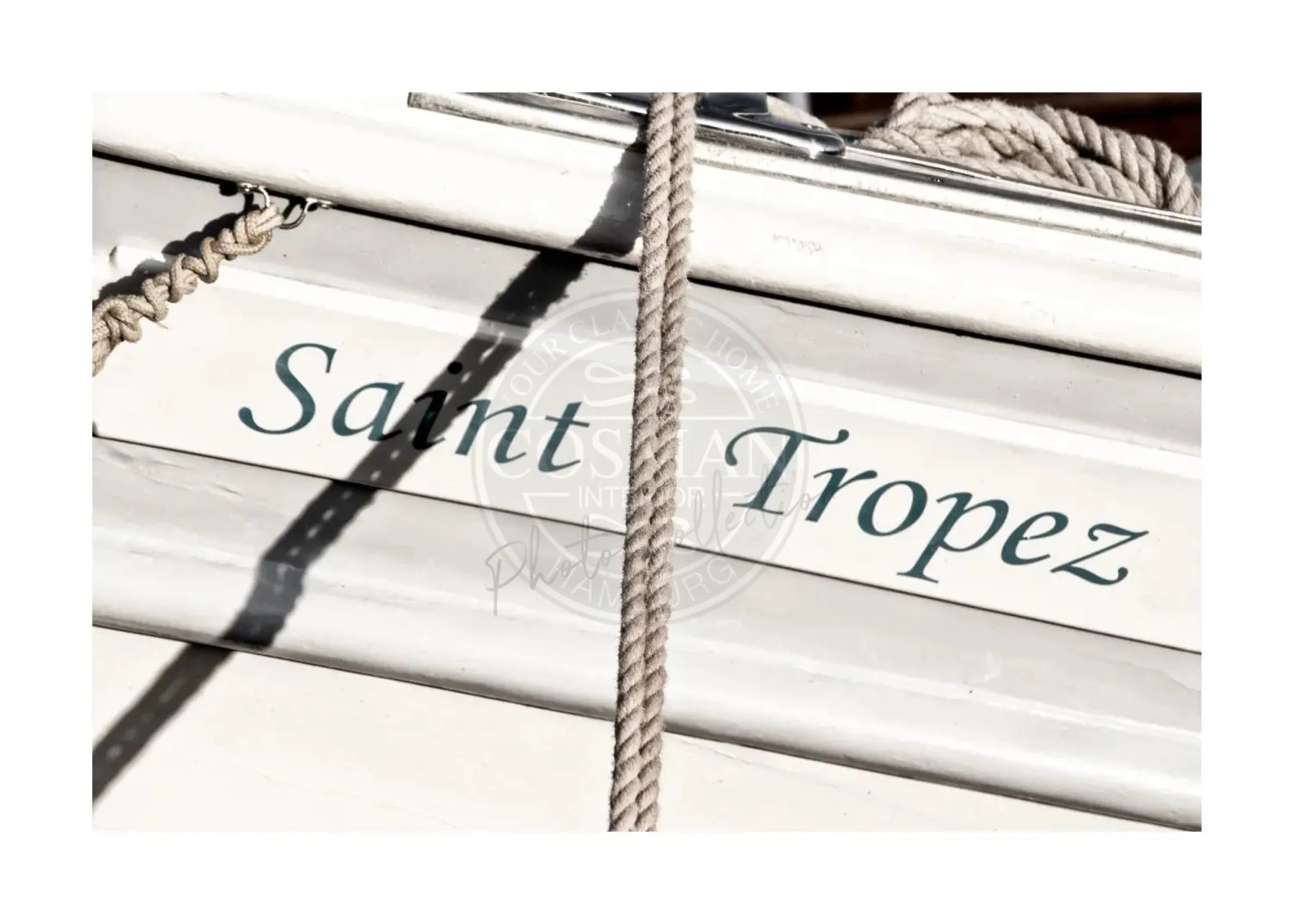 Schwarz-weiß Poster eines Segelboots in Saint Tropez, 29,7x21cm, von Cosman-Photocollection, mit weißem Rand.