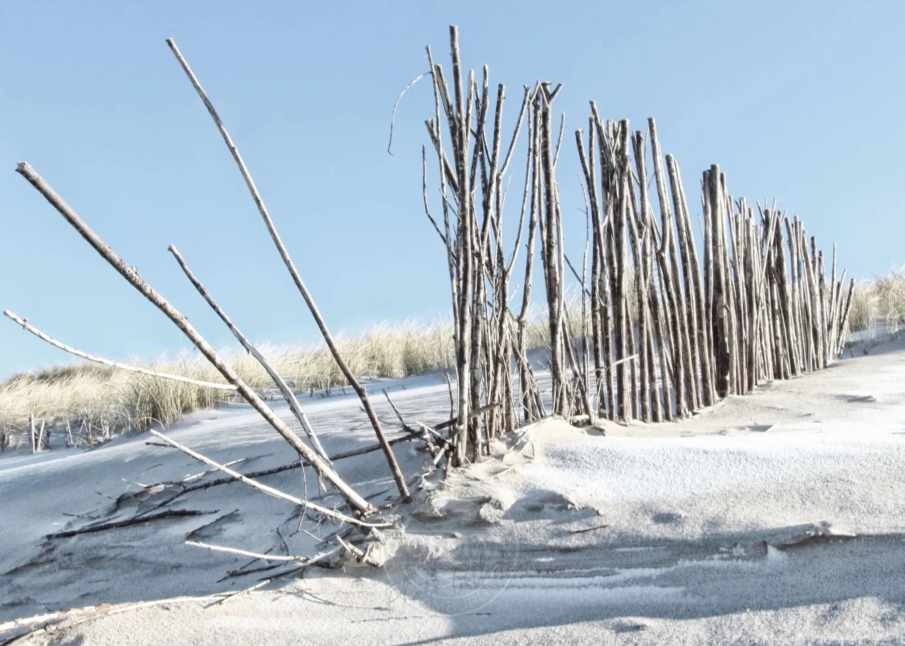 Schwarz-weiß Poster des Strandes Sylt ’Beach’ von Cosman-Photocollection, A4-Größe mit weißem Rand, Strandlandschaft.