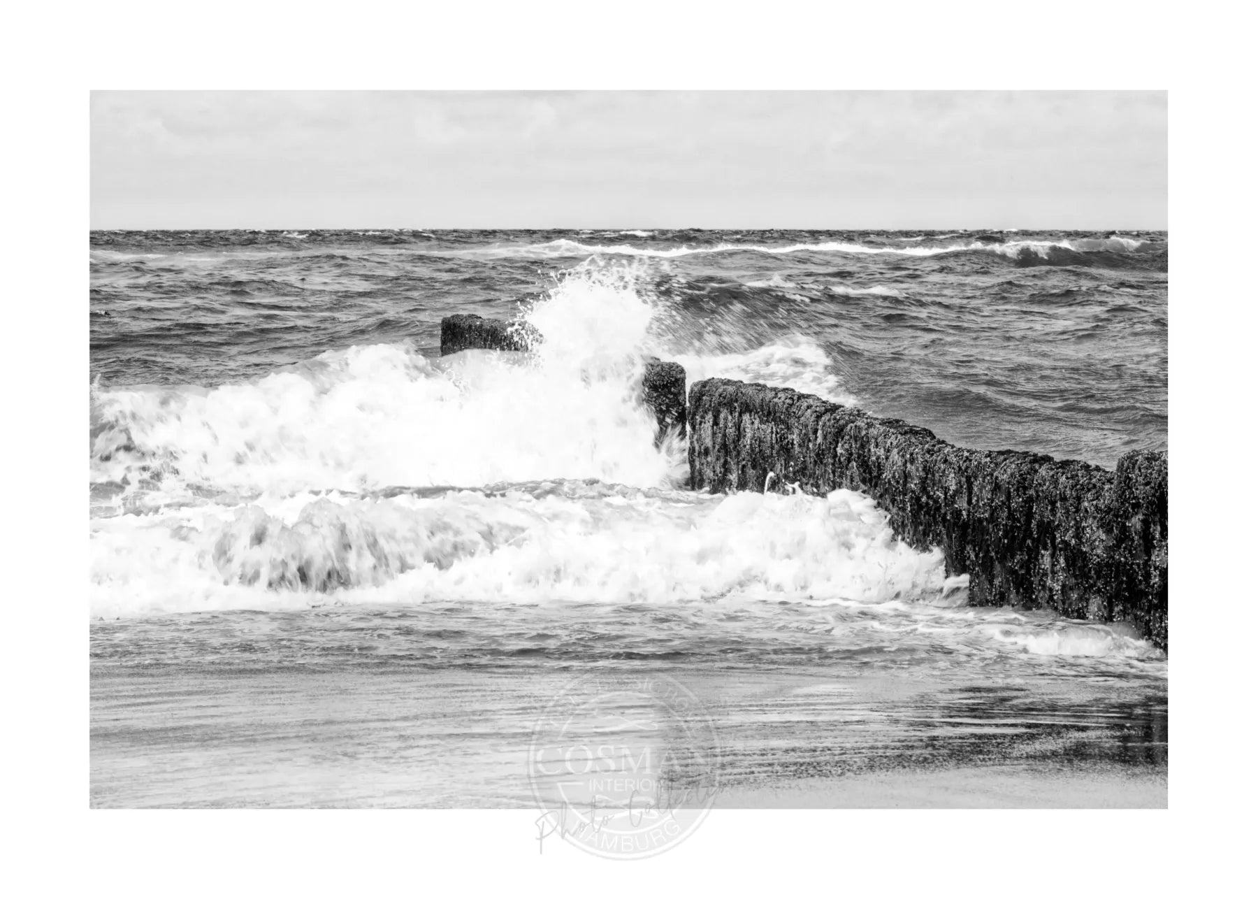 Schwarz-Weiß-Poster von Cosman-Photocollection mit Strand und Buhne auf Sylt, A4-Format, mit weißem Rand.