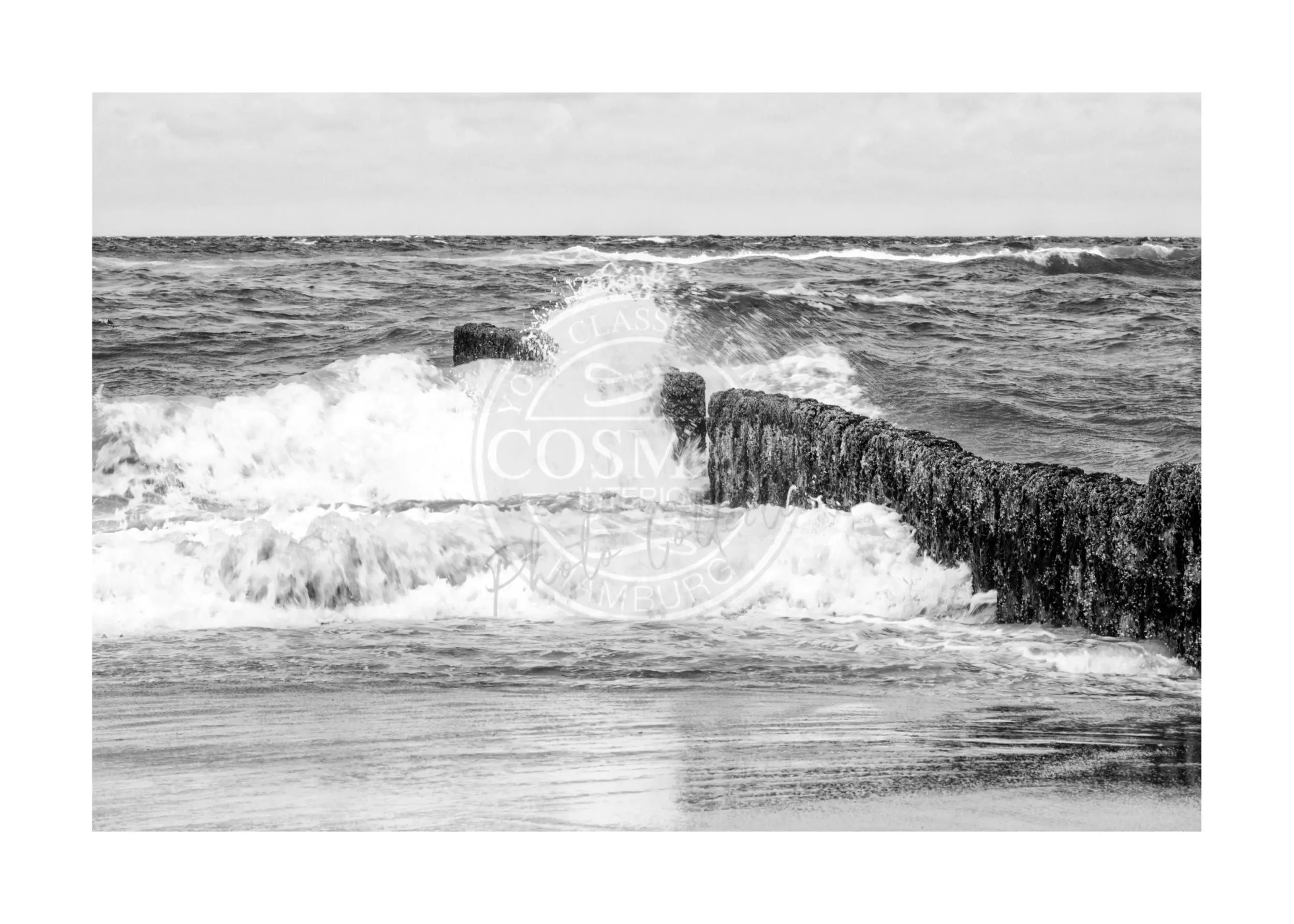 Schwarz-Weiß-Poster von Cosman-Photocollection mit Strand und Buhne auf Sylt, A4-Format, mit weißem Rand.