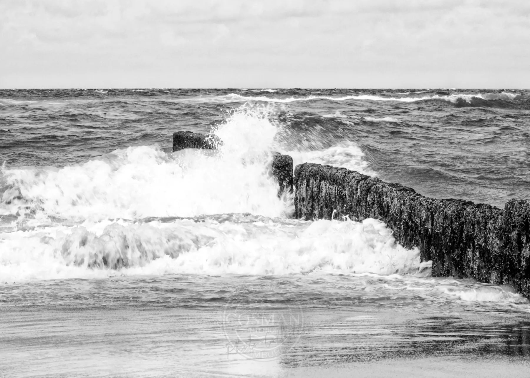 Schwarz-Weiß-Poster vom Strand Sylt mit Buhne, von Cosman-Photocollection, A4-Größe, mit weißem Rand