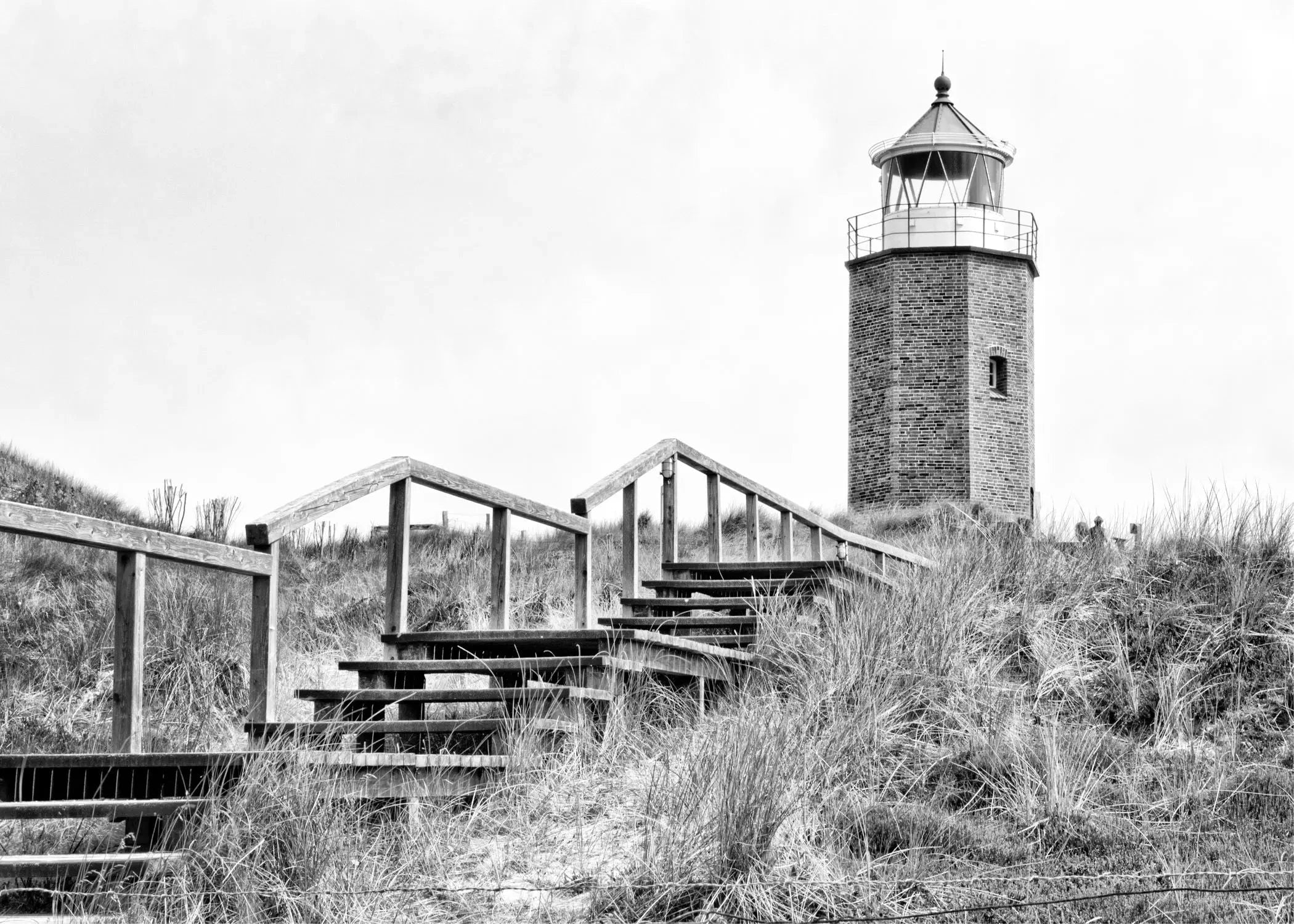 Schwarz-weiß Poster des Leuchtturms Kampen auf Sylt von Cosman-Photocollection, A4-Größe mit weißem Rand.