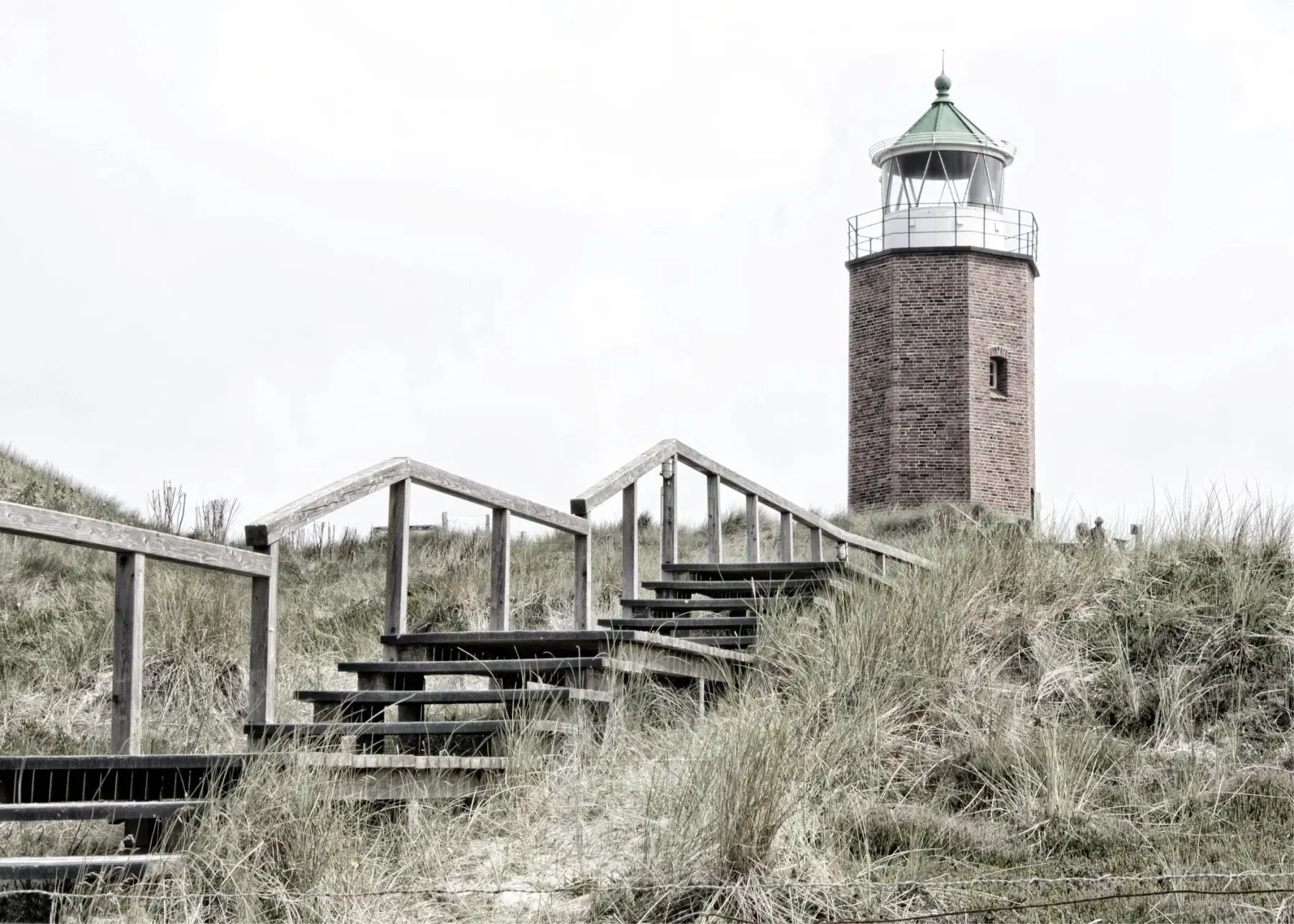 Schwarz-Weiß-Poster des Leuchtturms Kampen auf Sylt von Cosman-Photocollection, A4-Größe mit weißem Rand.