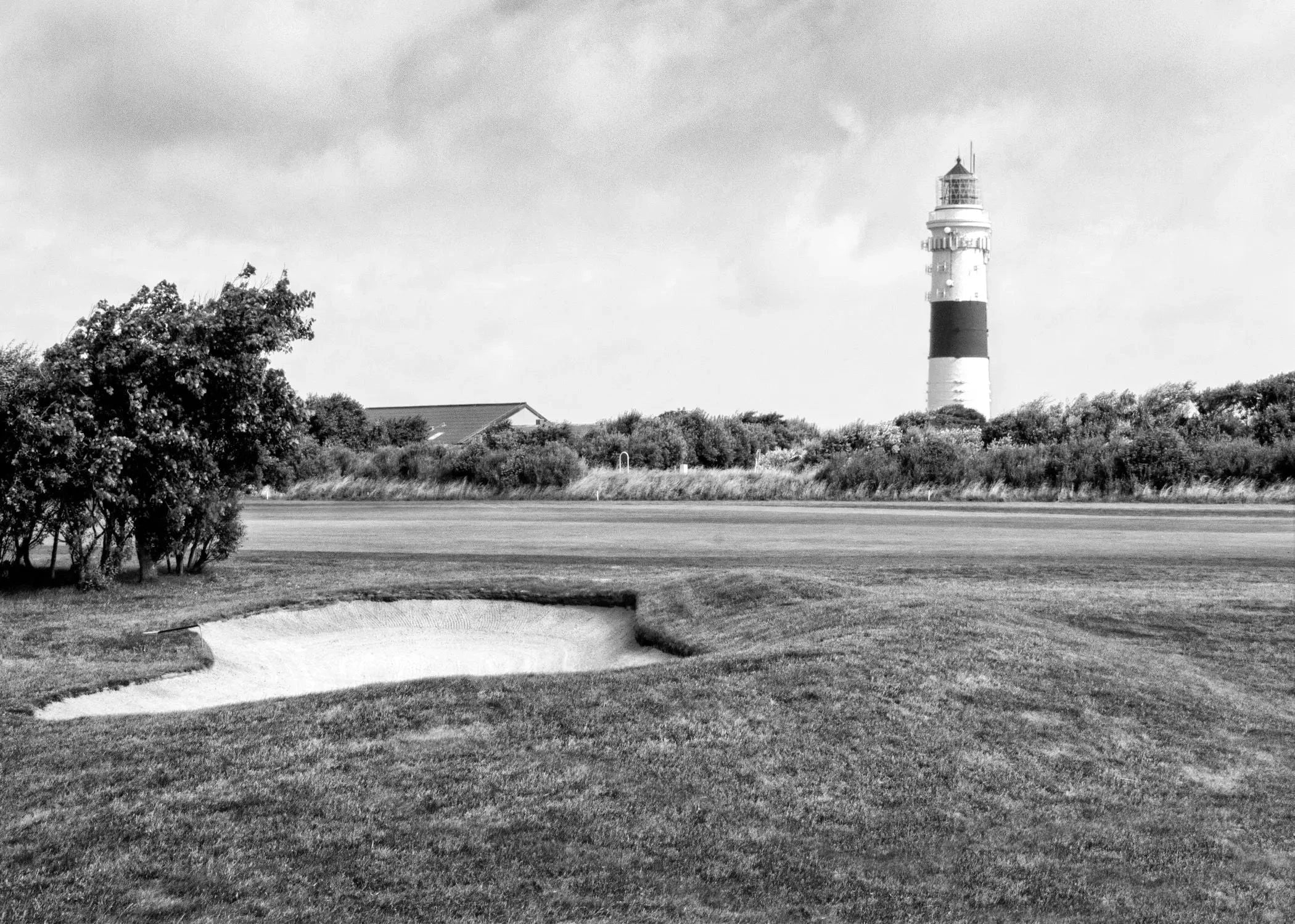 Schwarz-weiß Poster des Leuchtturms Kampen auf Sylt von Cosman-Photocollection, A4-Größe, mit weißem Rand.