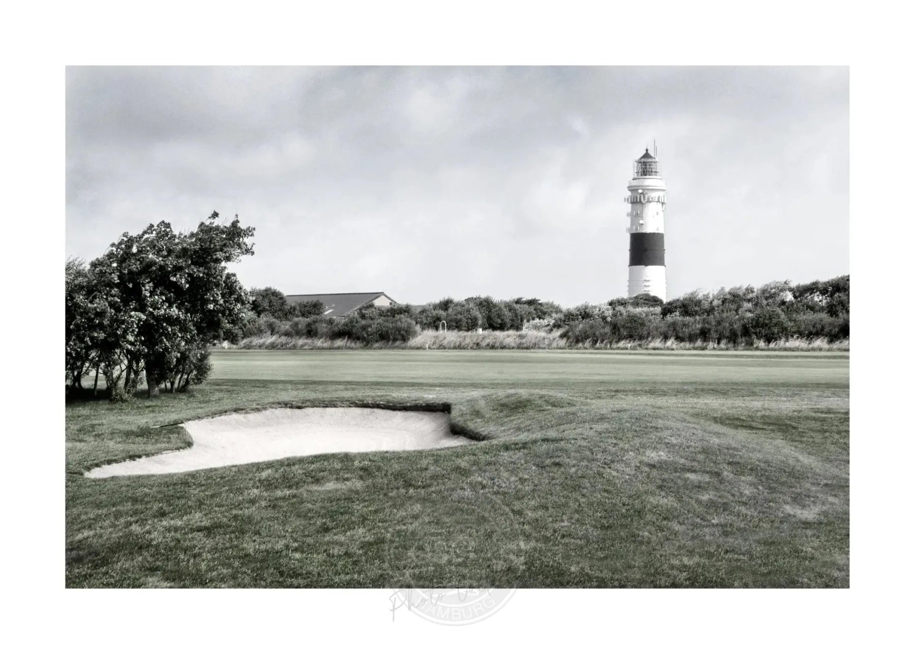 Schwarzweiß-Poster des Leuchtturms Kampen auf Sylt von Cosman-Photocollection, A4-Format, mit weißem Rand.