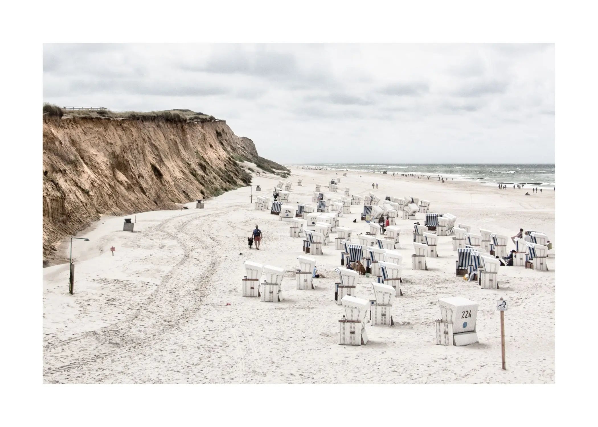 Schwarz-weiß Poster von Cosman-Photocollection mit Strandkörben in Kampen auf Sylt, A4-Größe, mit weißem Rand