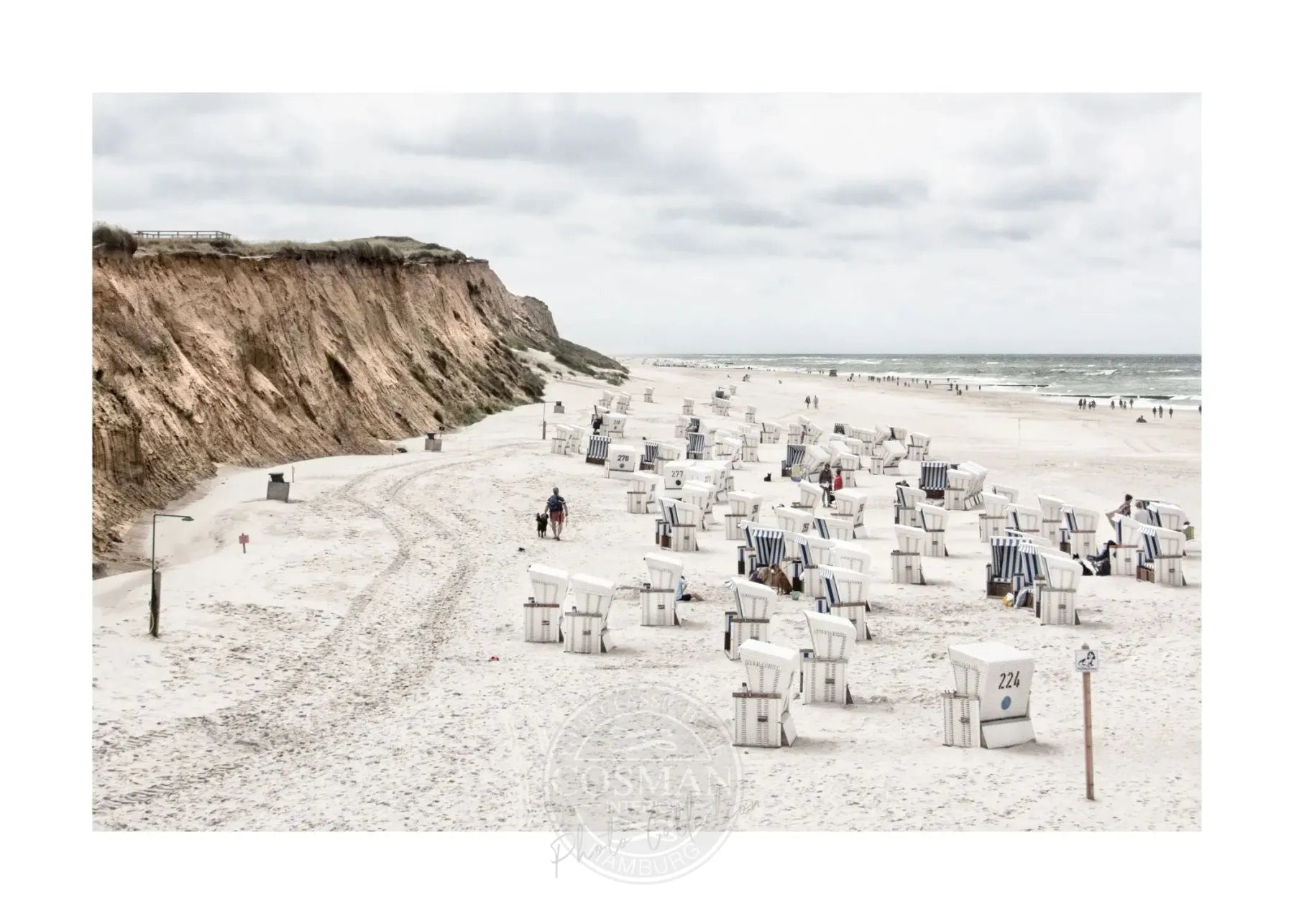 Schwarz-weiß Poster von Cosman-Photocollection mit Strandkörben in Kampen auf Sylt, A4-Format, mit weißem Rand.
