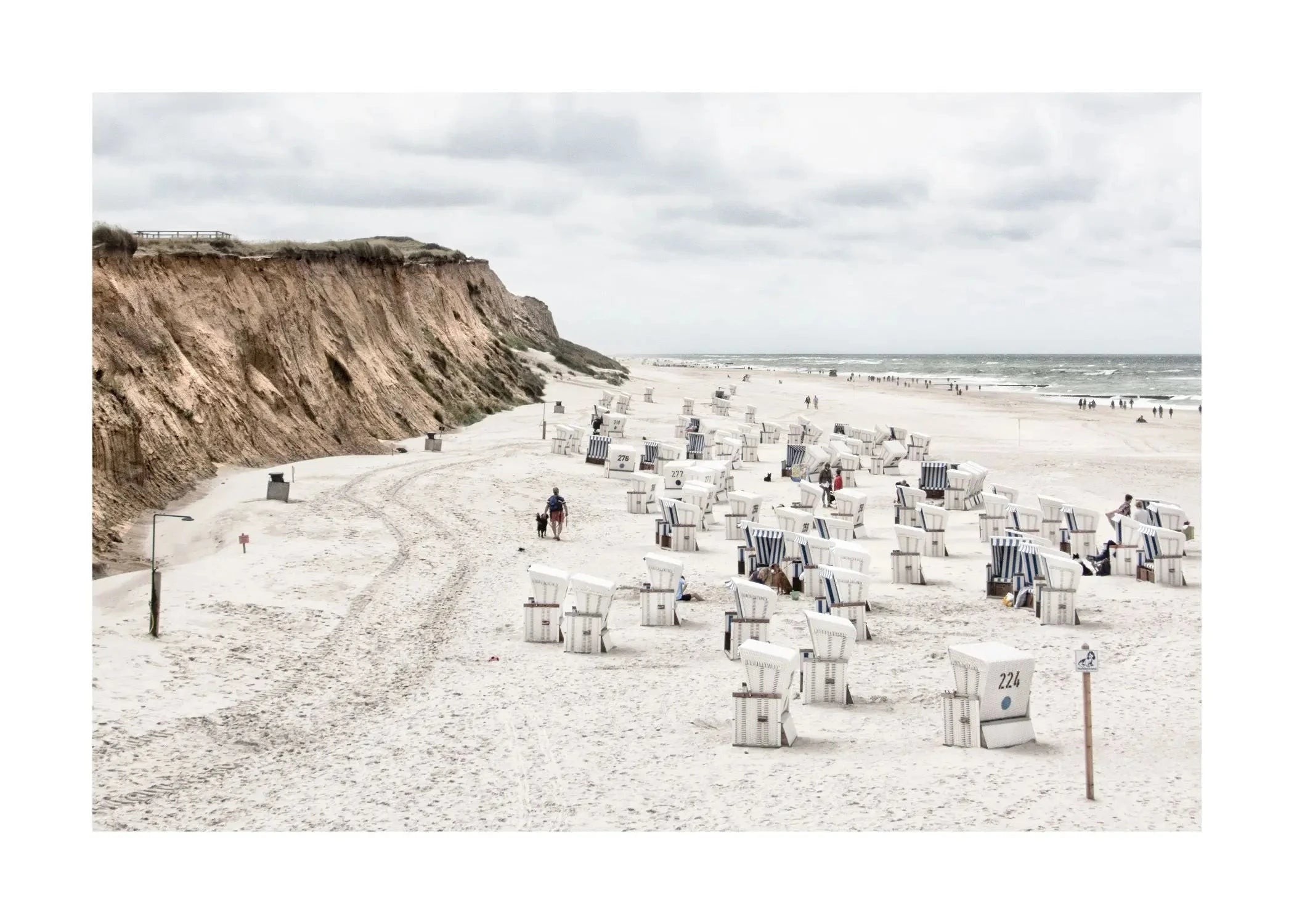 Schwarz-weiß Poster von Cosman-Photocollection mit Strandkörben in Kampen auf Sylt, A4-Format, mit weißem Rand.