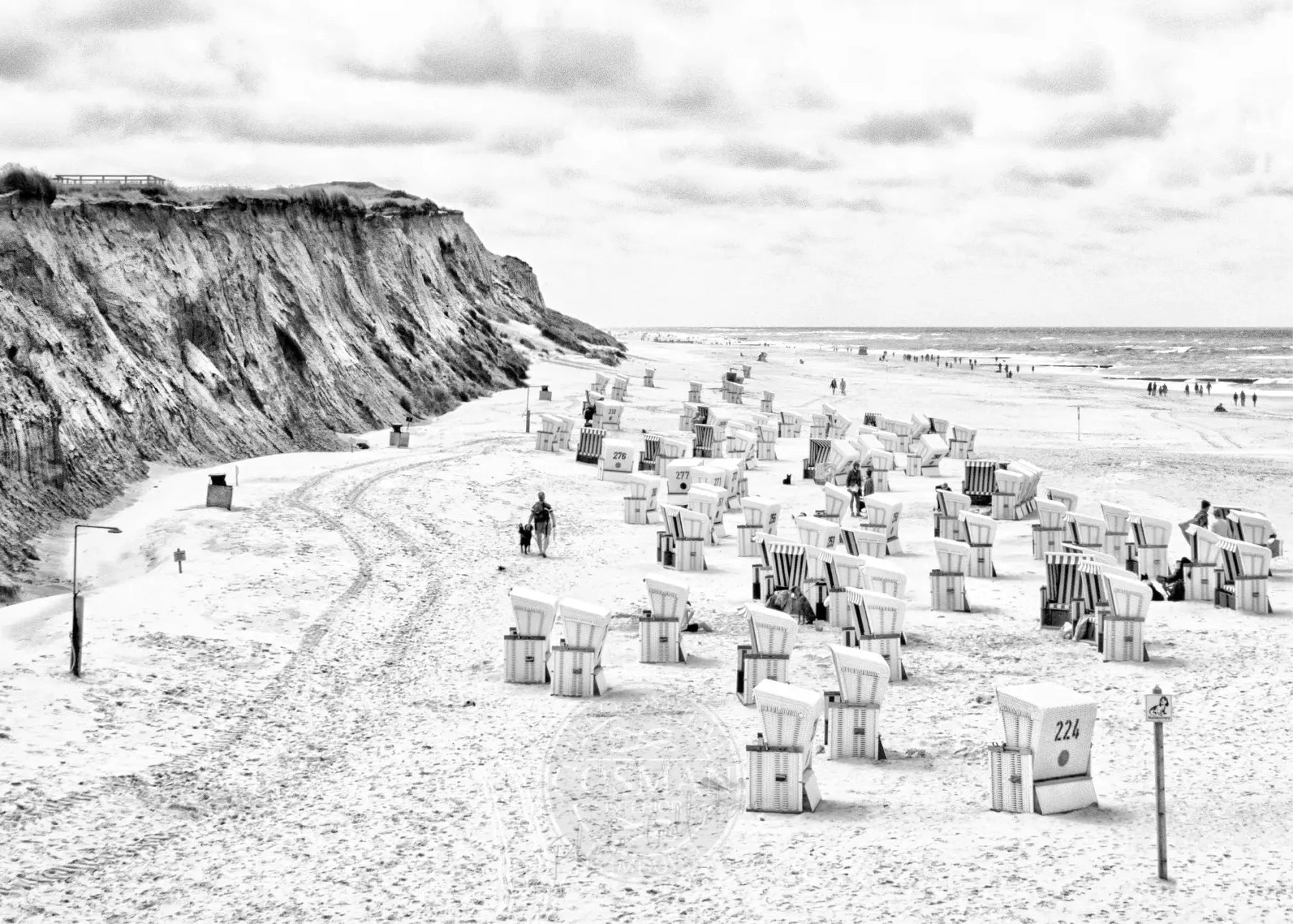 Schwarz-weiß Poster von Cosman-Photocollection mit Strandkörben am Strand von Kampen auf Sylt, A4-Größe, mit weißem Rand.