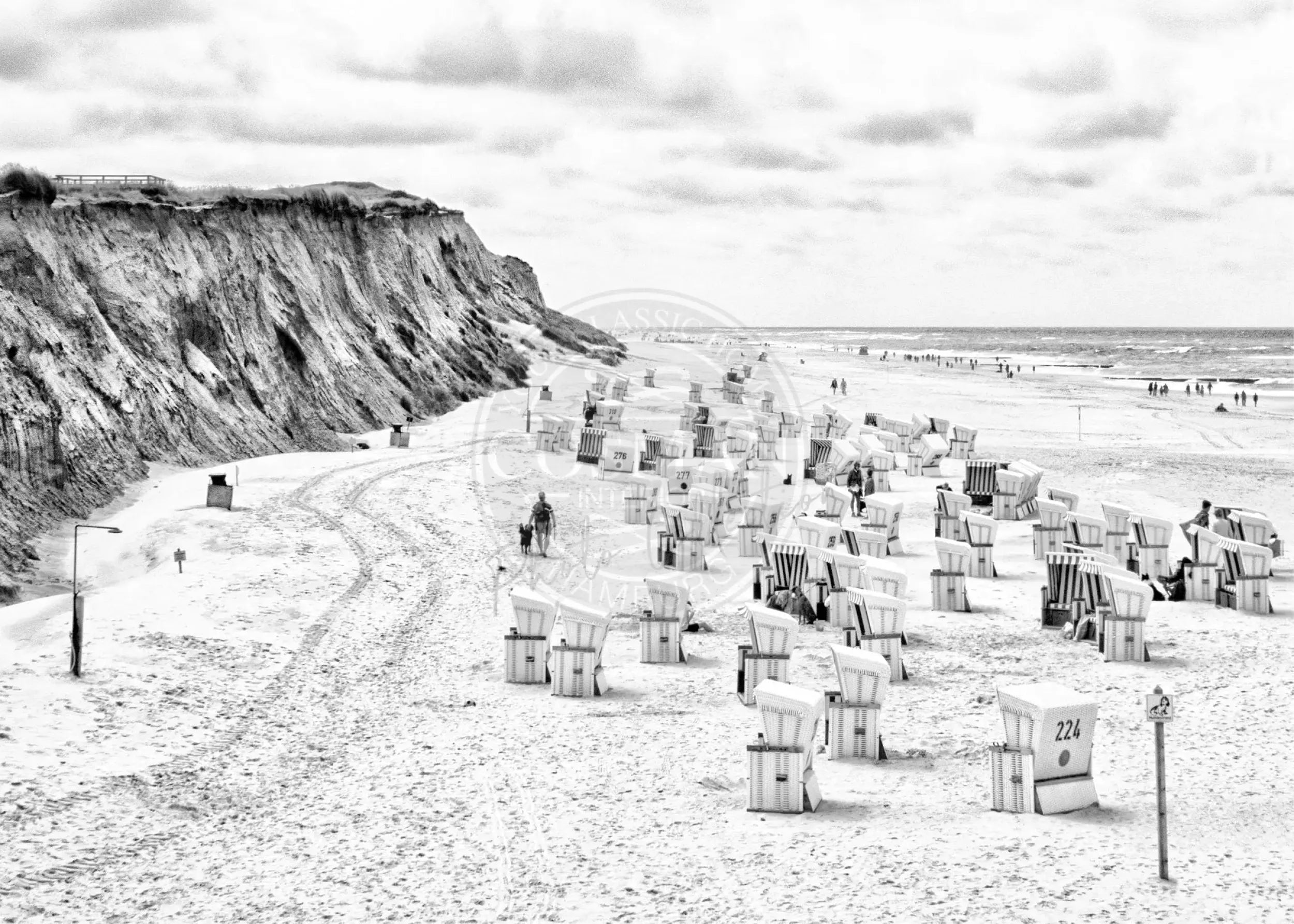 Schwarz-weiß Poster von Cosman-Photocollection mit Strandkörben am Strand von Kampen auf Sylt, A4-Größe, mit weißem Rand.
