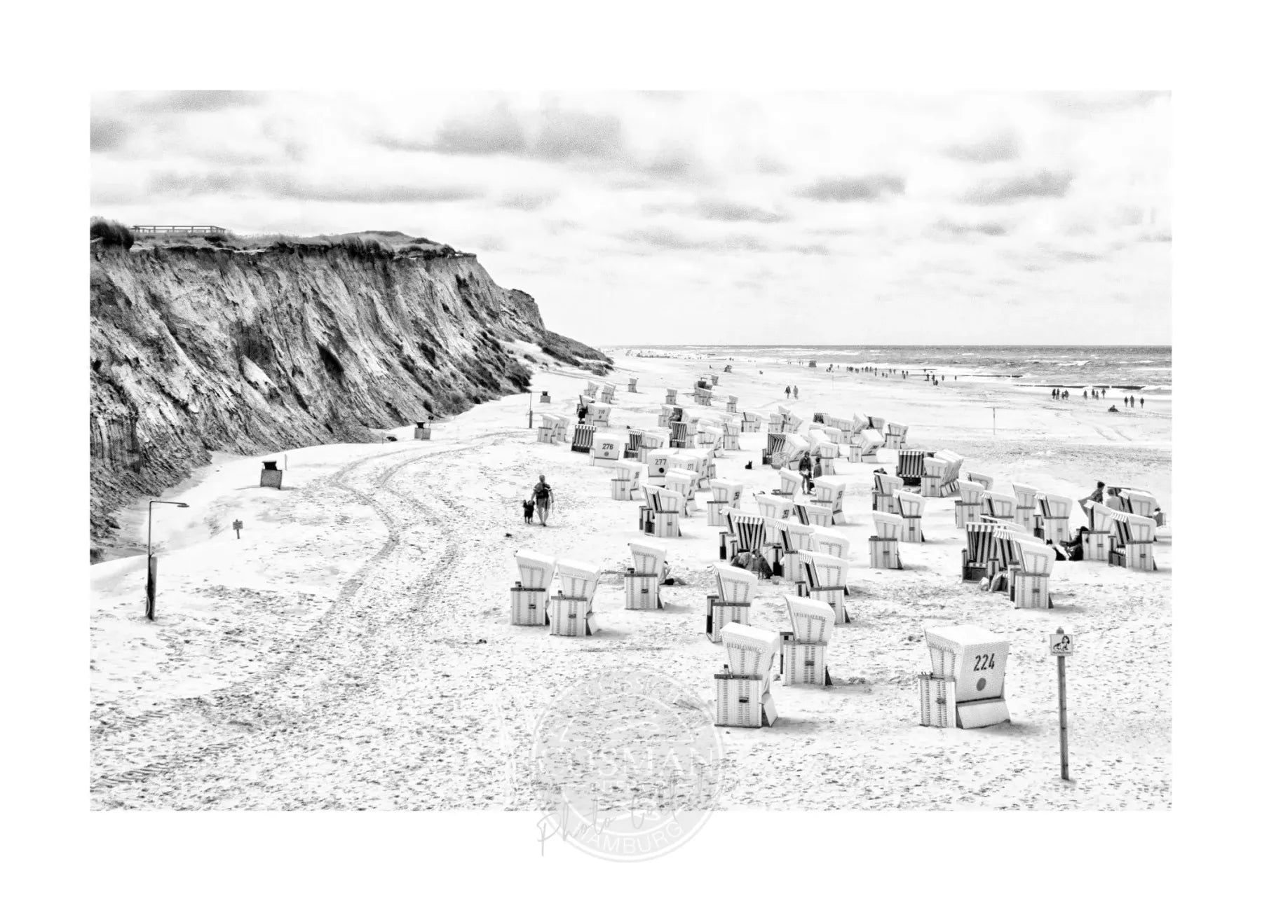 Schwarz-weiß Poster von Cosman-Photocollection, zeigt Strandkörbe am Kampener Strand auf Sylt, A4-Format, mit weißem Rand.