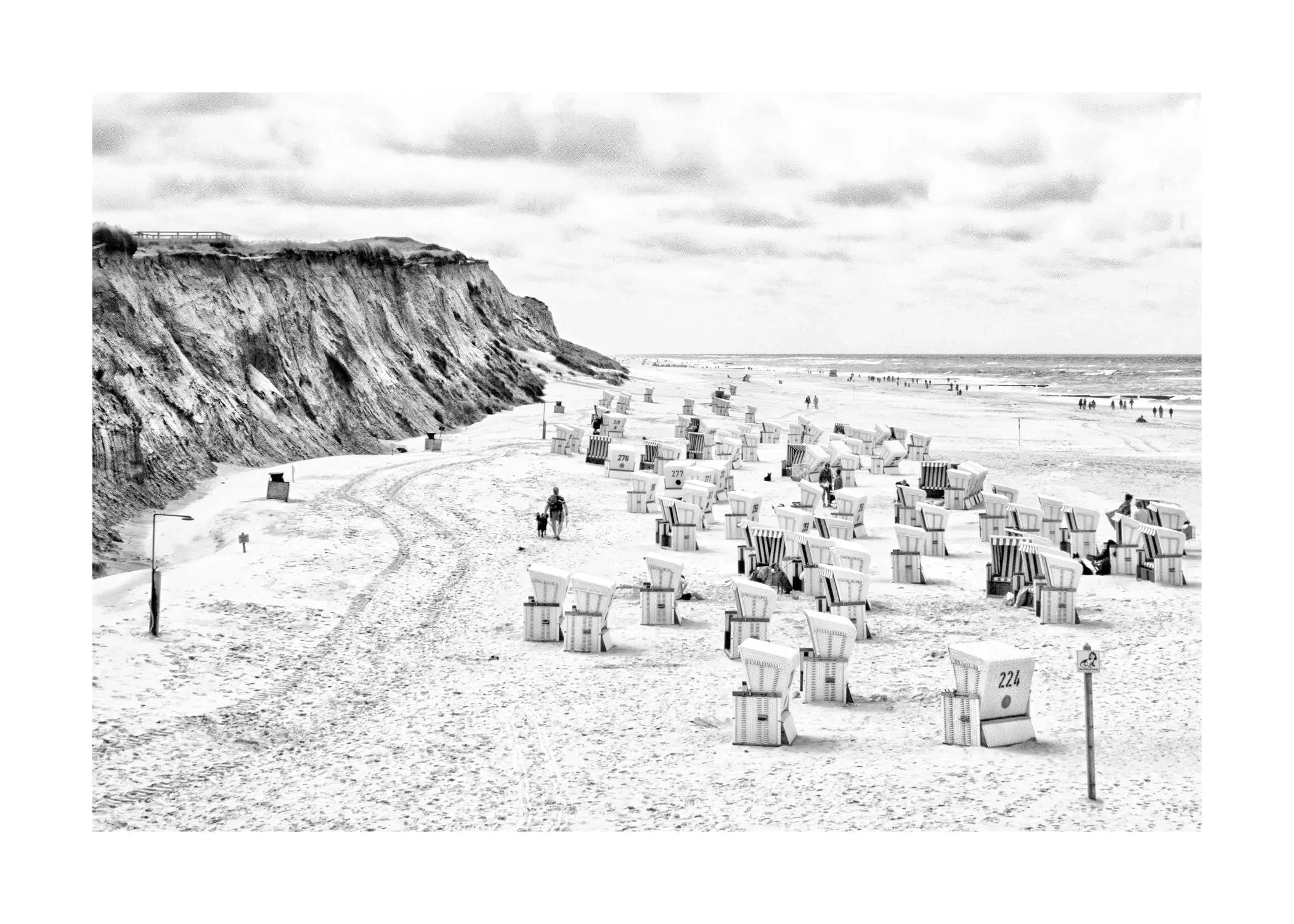 Schwarz-weiß Poster von Cosman-Photocollection, zeigt Strandkörbe am Kampener Strand auf Sylt, A4-Format, mit weißem Rand.