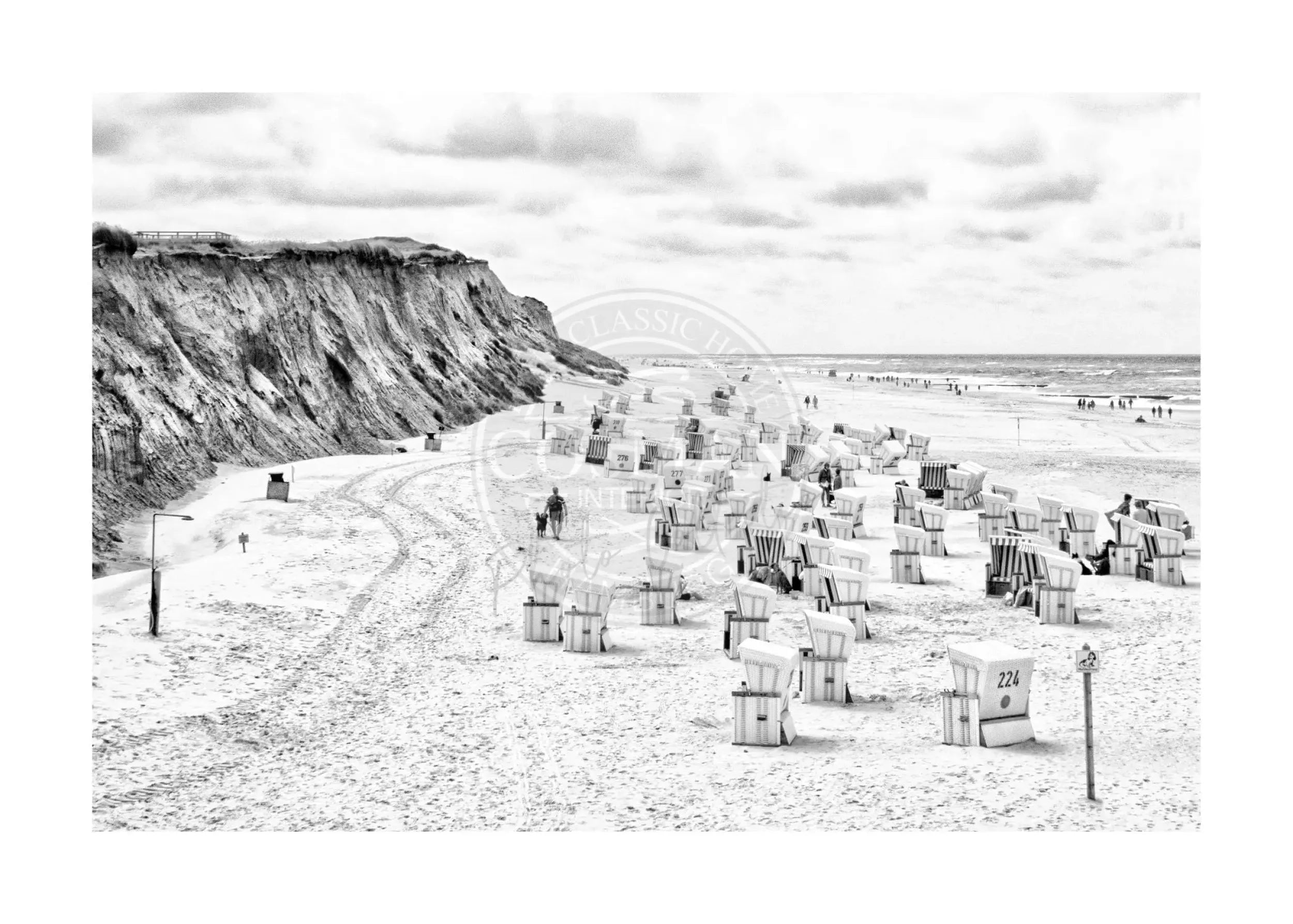 Schwarz-weiß Poster von Cosman-Photocollection, zeigt Strandkörbe am Kampener Strand auf Sylt, A4-Format, mit weißem Rand.