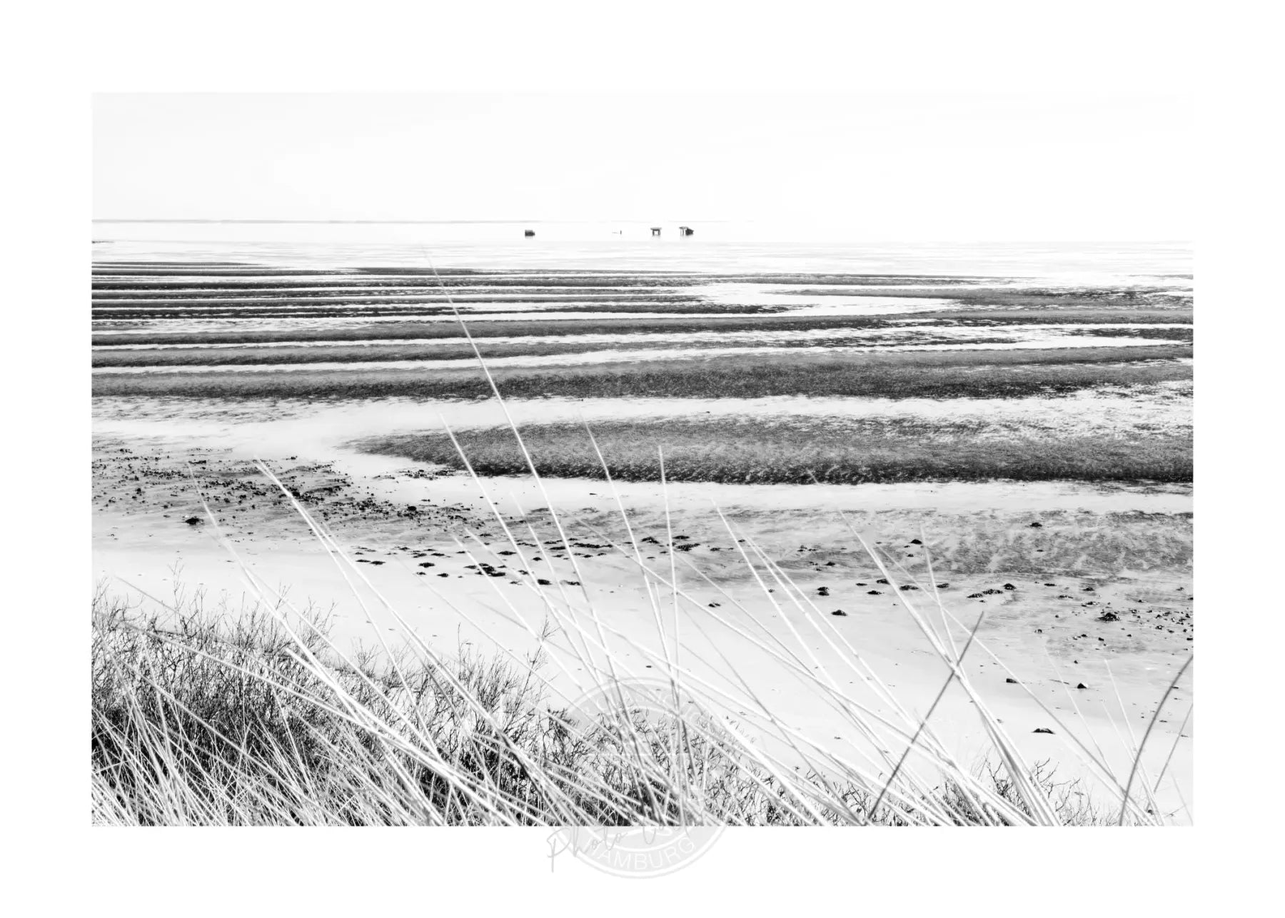 Schwarz-weiß Poster von Sylt Wattenmeer von Cosman-Photocollection, A4-Format mit weißem Rand, Meerblick und Dünen.