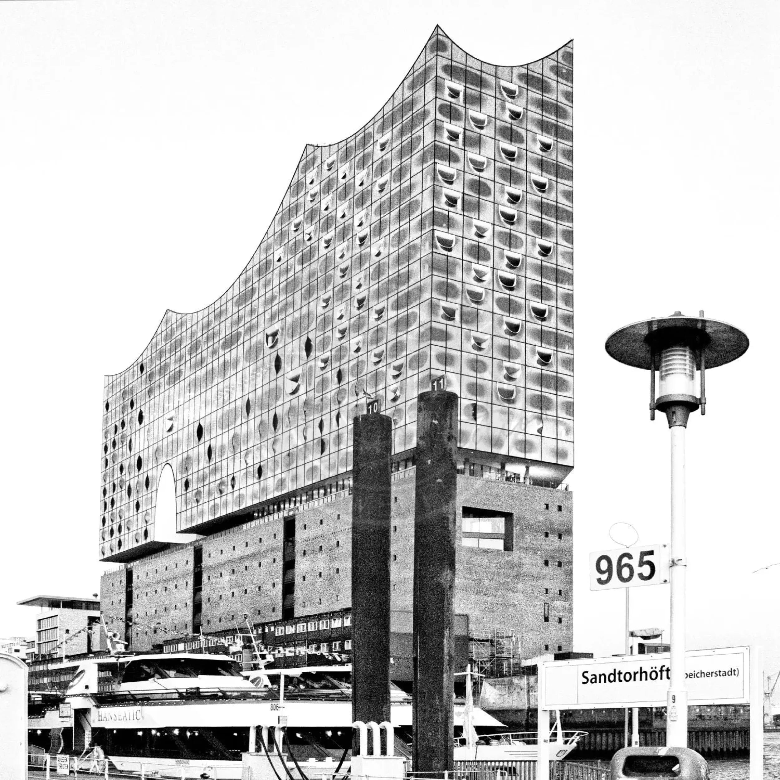 Schwarz-weiß Poster der Hamburger Elbphilharmonie von Cosman-Photocollection, 40x40 cm, mit weißem Rand.