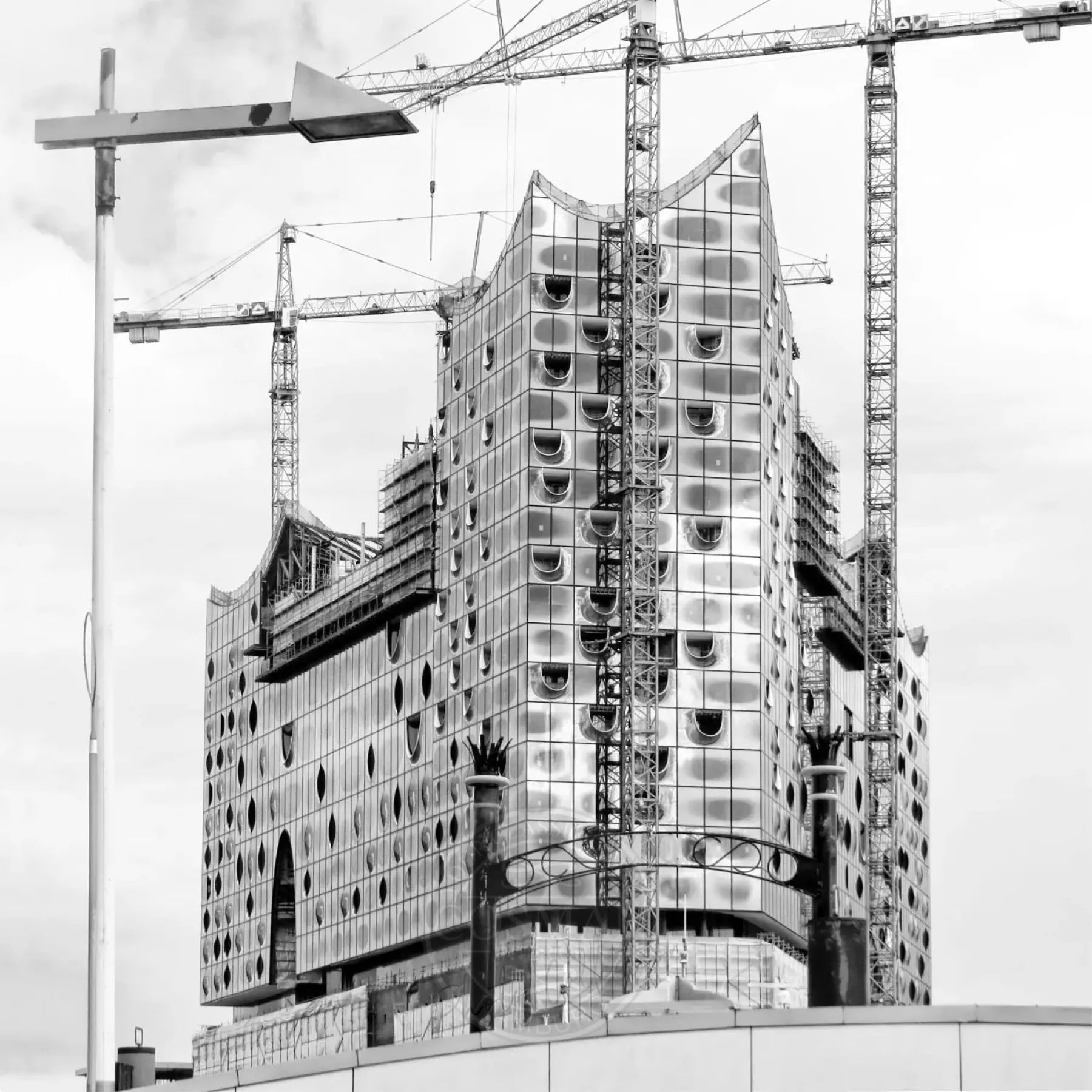 Schwarz-Weiß-Poster Hamburg Elphi, 40x40cm, von Cosman-Photocollection, mit weißem Rand, Wanddekoration, Stadtansicht