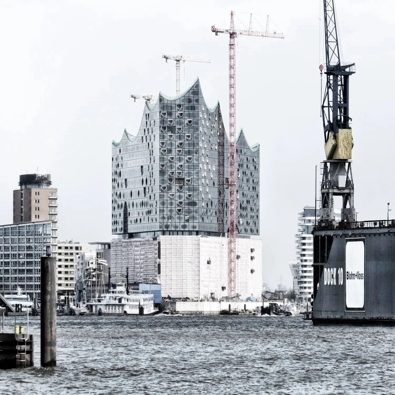 Schwarz-weiß Poster von Hamburg Elphi, 40x40 cm, von Cosman-Photocollection mit weißem Rand, Wanddekoration