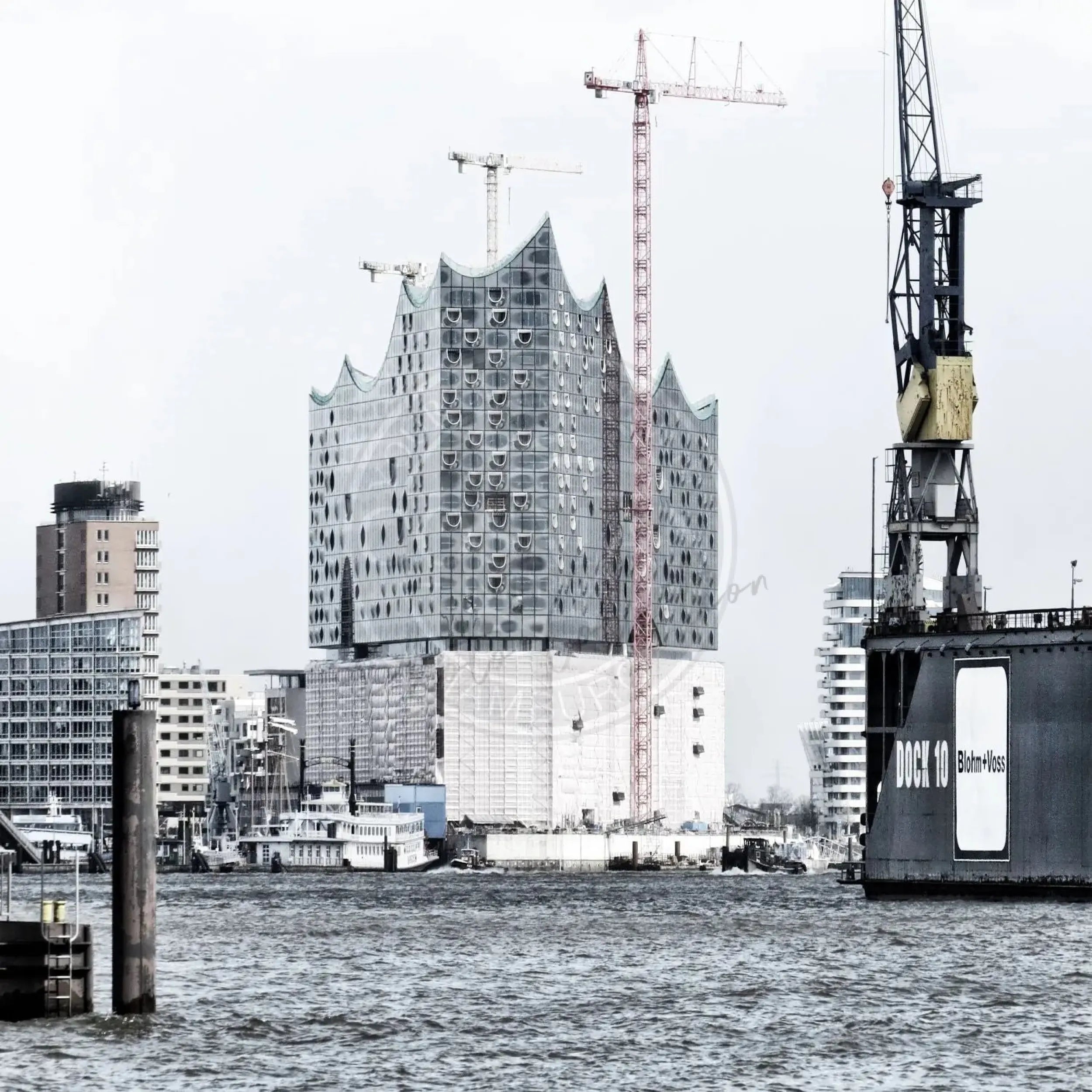 Schwarz-weiß Poster von Hamburg Elphi, 40x40 cm, von Cosman-Photocollection mit weißem Rand, Wanddekoration
