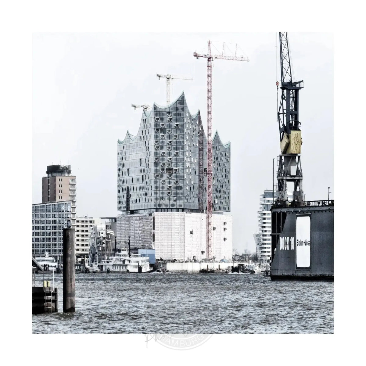 Schwarzweiß-Poster Hamburg Elphi von Cosman-Photocollection, 40x40cm, mit weißem Rand, modernes Wandbild