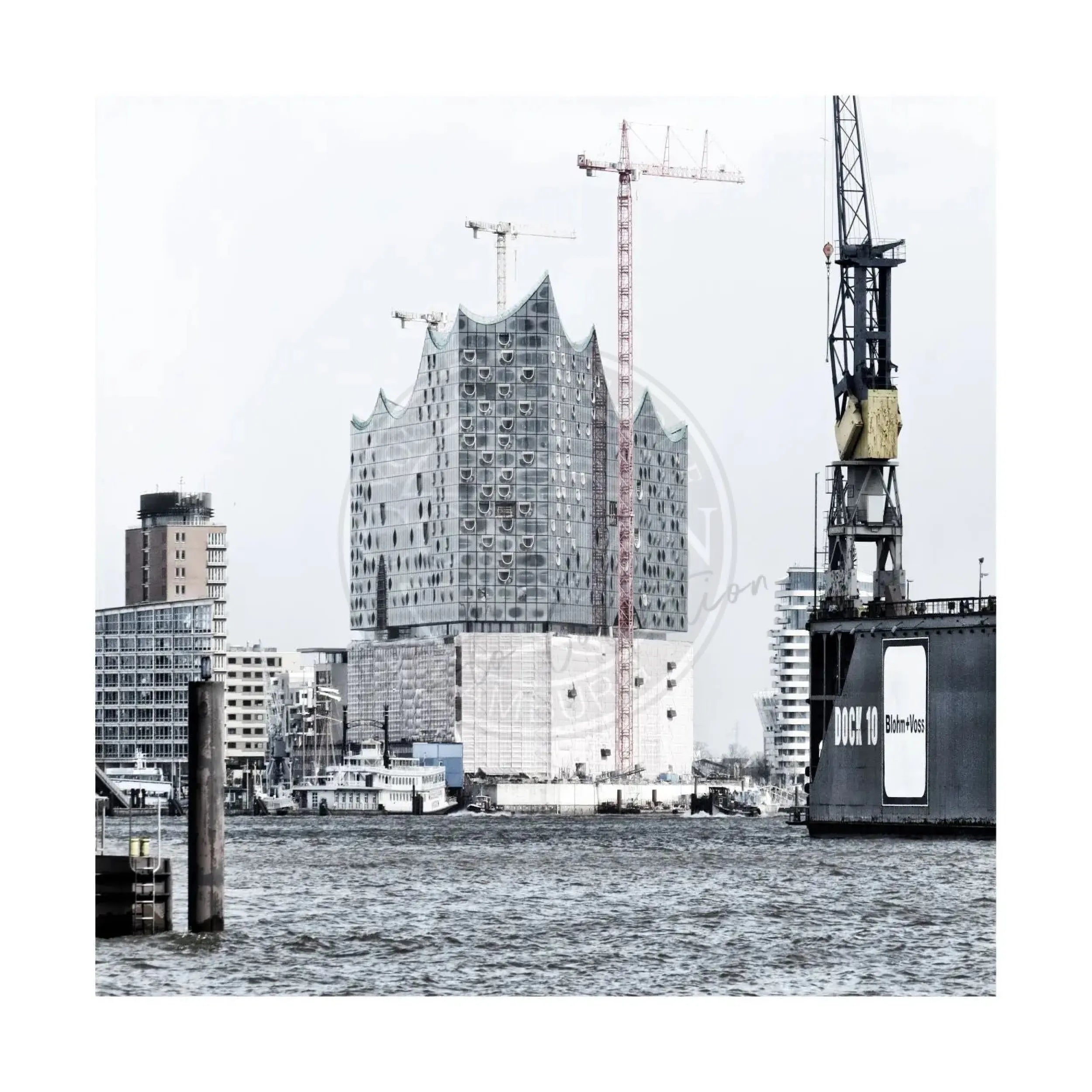 Schwarzweiß-Poster Hamburg Elphi von Cosman-Photocollection, 40x40cm, mit weißem Rand, modernes Wandbild