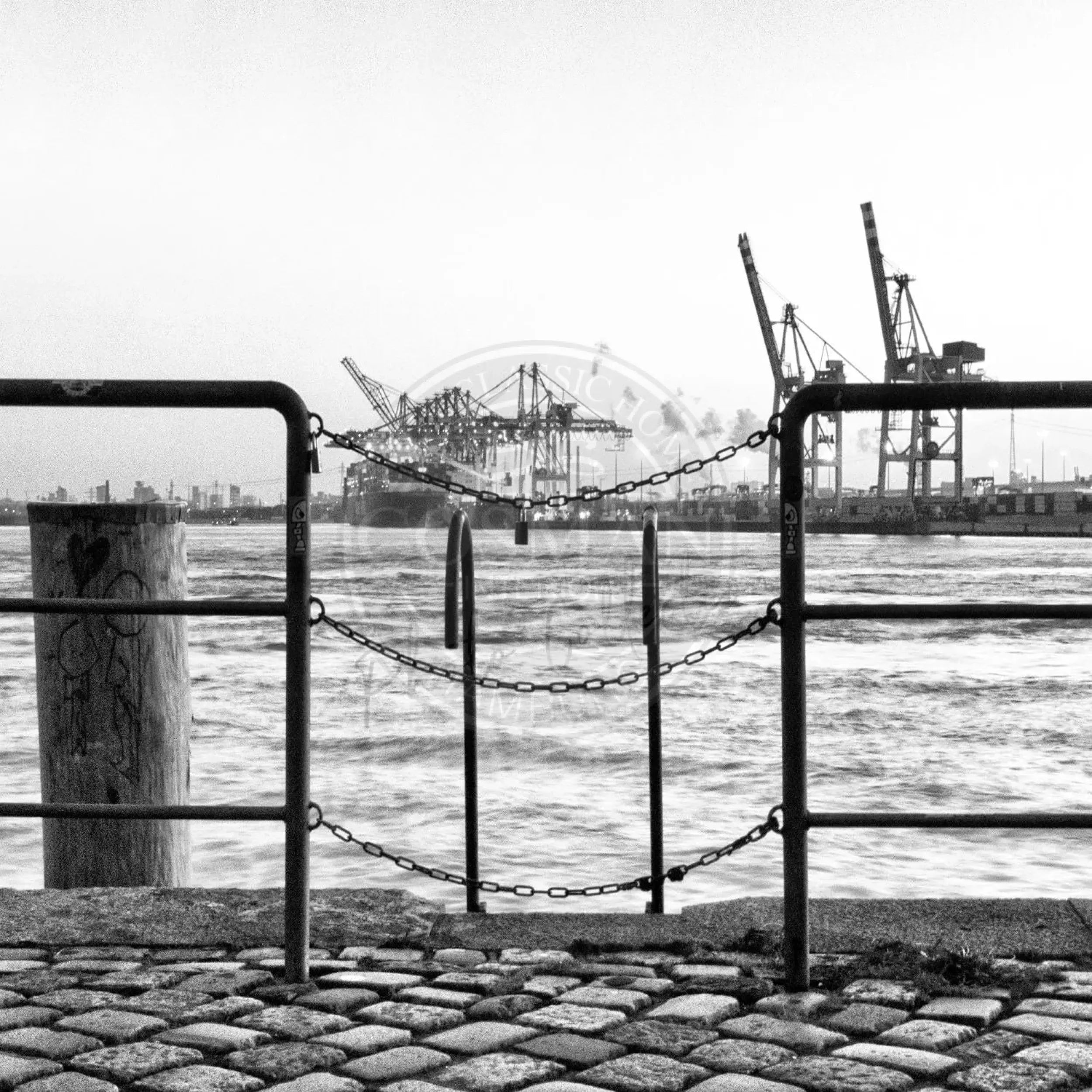 Schwarz-weiß Poster des Hamburg Hafen Zauns von Cosman-Photocollection, 40x40 cm, mit weißem Rand.