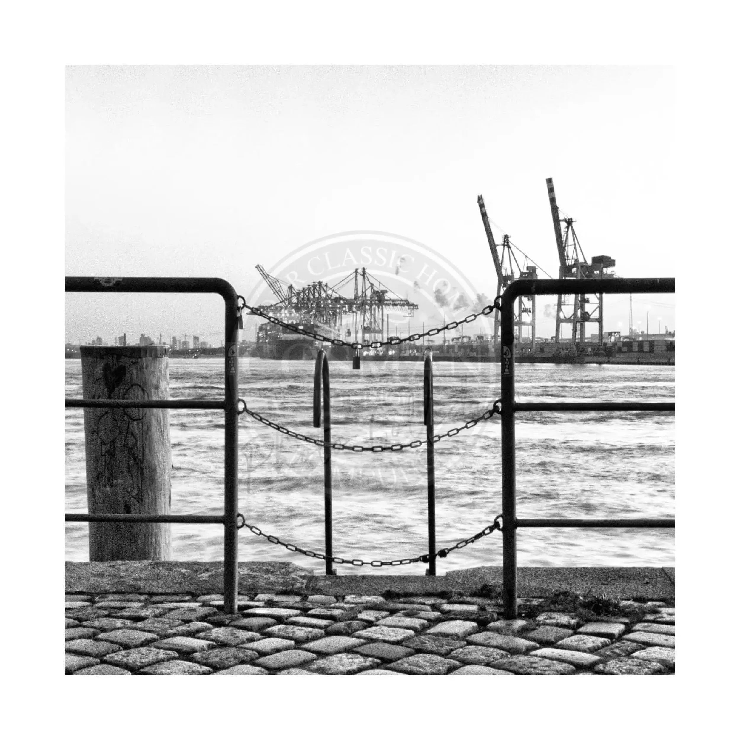 Schwarz-weiß Poster vom Hamburg Hafen mit Zaun-Motiv, 40x40 cm, von Cosman-Photocollection, mit weißem Rand