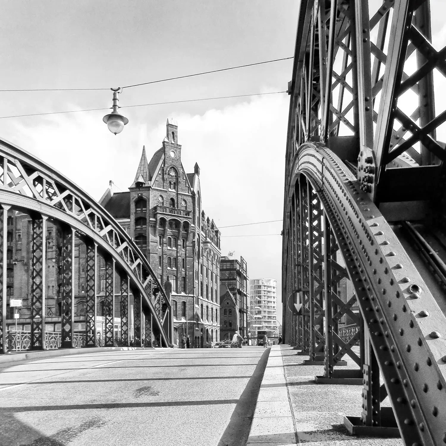 Schwarz-weiß Poster der Hamburger Speicherstadt von Cosman-Photocollection, 40x40 cm, mit weißem Rand, Wanddekoration
