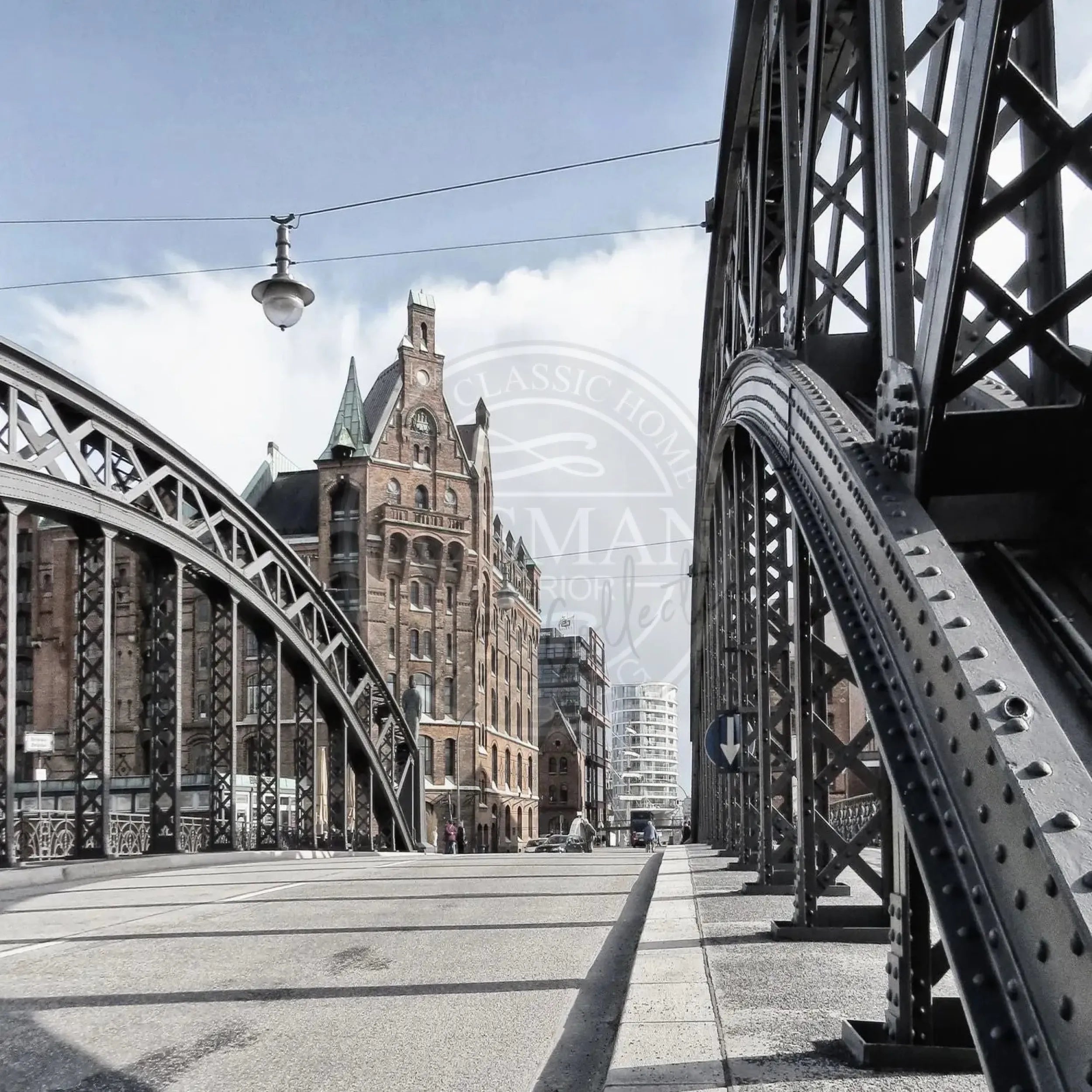 Schwarzweiß-Poster der Hamburger Speicherstadt von Cosman-Photocollection, 40x40 cm, mit weißem Rand.