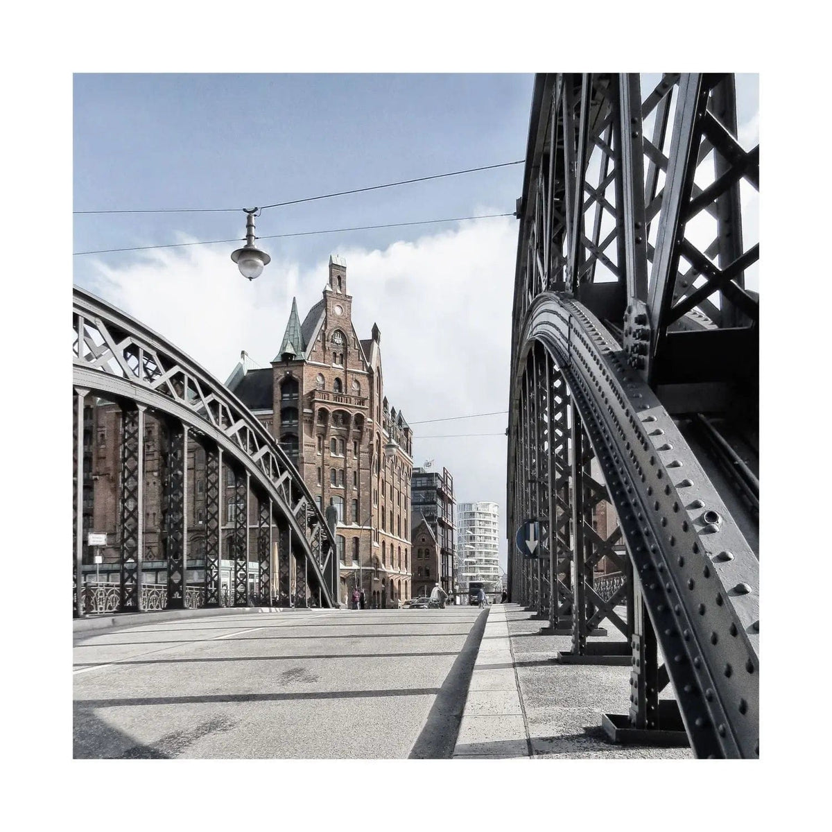 Schwarz-Weiß-Poster der Hamburger Speicherstadt von Cosman-Photocollection, 40x40 cm, mit weißem Rand.