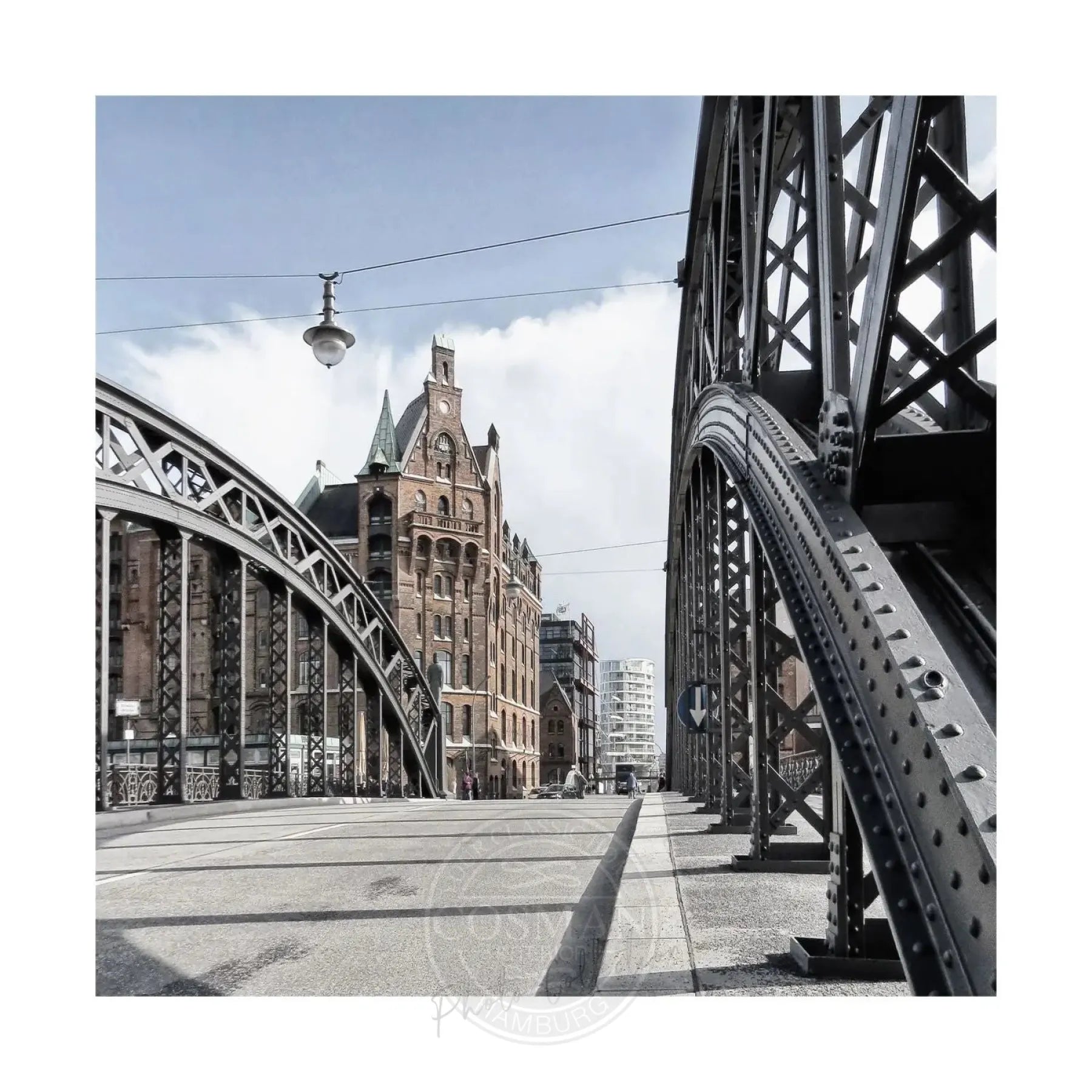 Schwarz-Weiß-Poster der Hamburger Speicherstadt von Cosman-Photocollection, 40x40 cm, mit weißem Rand.