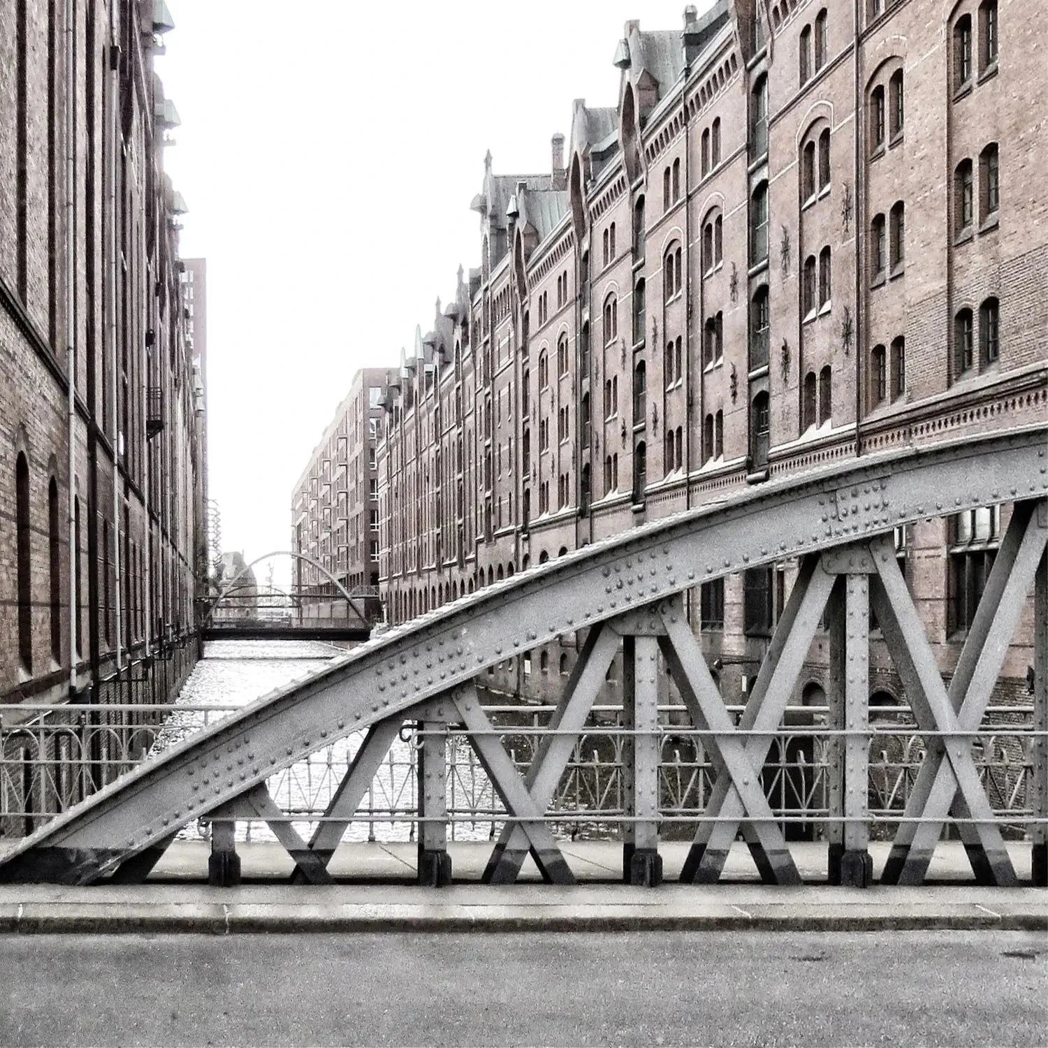 Schwarz-weiß-Poster der Hamburger Speicherstadt von Cosman-Photocollection, 40x40 cm, mit weißem Rand